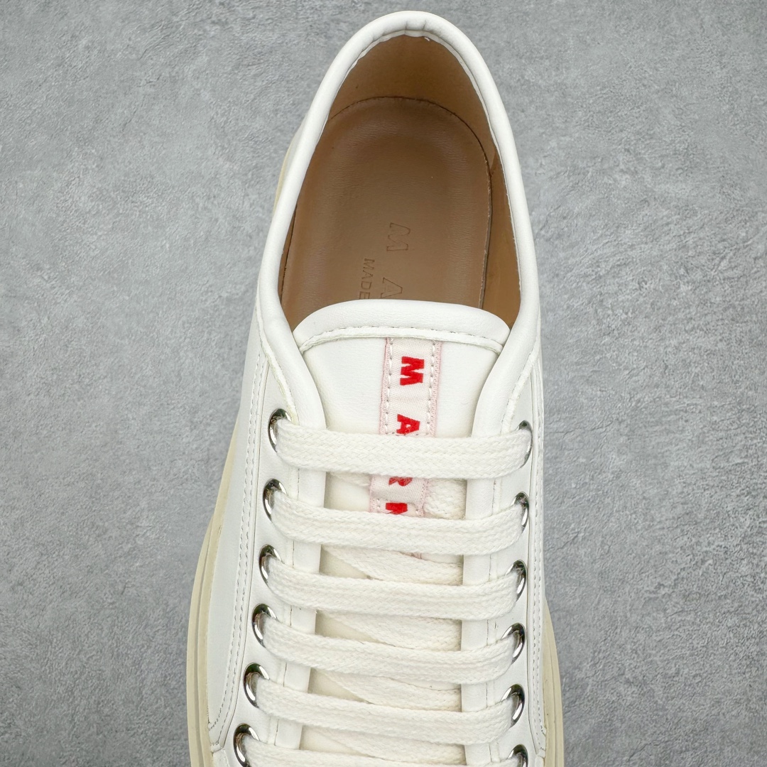 图片[5]-＃福利特价 Marni Pablo Leather Mary Jane Sneaker 意大利奢侈品品牌-玛尼·巴勃罗·玛丽珍系列低帮松糕厚底百搭魔术贴大头增高板鞋 Marni是来自意大利的独立设计师品牌 ♥赵露思、宋祖儿同款魔术贴大头鞋，跟传统见到的玛丽珍还蛮不一样的，凉鞋的透气结构搭载日系风格，蠢萌又时髦。 ♥日式包趾式胖圆鞋头设计满满的立体感。虽然厚底但它的腰线非常明显，前宽后细有种大头鞋的既视感，复古范儿很足。一字带魔术贴设计穿脱方便，调节松紧随心所欲，不用担心压脚背 ♥鞋面内里都使用羊皮，质感柔软性跟透气性都灰常好。4cm的一个橡胶厚底，上脚不会臃肿反而衬托得腿很细，鞋子也不会很重，颜值与舒适度并存。灰常有少女感又有一种不羁一格的酷气，甜美又可爱，适合搭配各种衣服，单穿或者配各种袜子很好看 防滑耐磨橡胶4CM跟高大底 尺码：35-40-选品中心