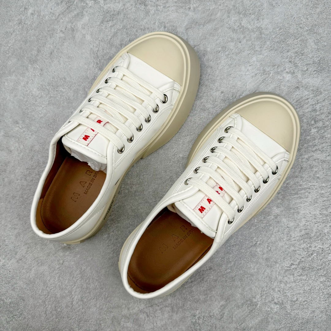 图片[3]-＃福利特价 Marni Pablo Leather Mary Jane Sneaker 意大利奢侈品品牌-玛尼·巴勃罗·玛丽珍系列低帮松糕厚底百搭魔术贴大头增高板鞋 Marni是来自意大利的独立设计师品牌 ♥赵露思、宋祖儿同款魔术贴大头鞋，跟传统见到的玛丽珍还蛮不一样的，凉鞋的透气结构搭载日系风格，蠢萌又时髦。 ♥日式包趾式胖圆鞋头设计满满的立体感。虽然厚底但它的腰线非常明显，前宽后细有种大头鞋的既视感，复古范儿很足。一字带魔术贴设计穿脱方便，调节松紧随心所欲，不用担心压脚背 ♥鞋面内里都使用羊皮，质感柔软性跟透气性都灰常好。4cm的一个橡胶厚底，上脚不会臃肿反而衬托得腿很细，鞋子也不会很重，颜值与舒适度并存。灰常有少女感又有一种不羁一格的酷气，甜美又可爱，适合搭配各种衣服，单穿或者配各种袜子很好看 防滑耐磨橡胶4CM跟高大底 尺码：35-40-选品中心