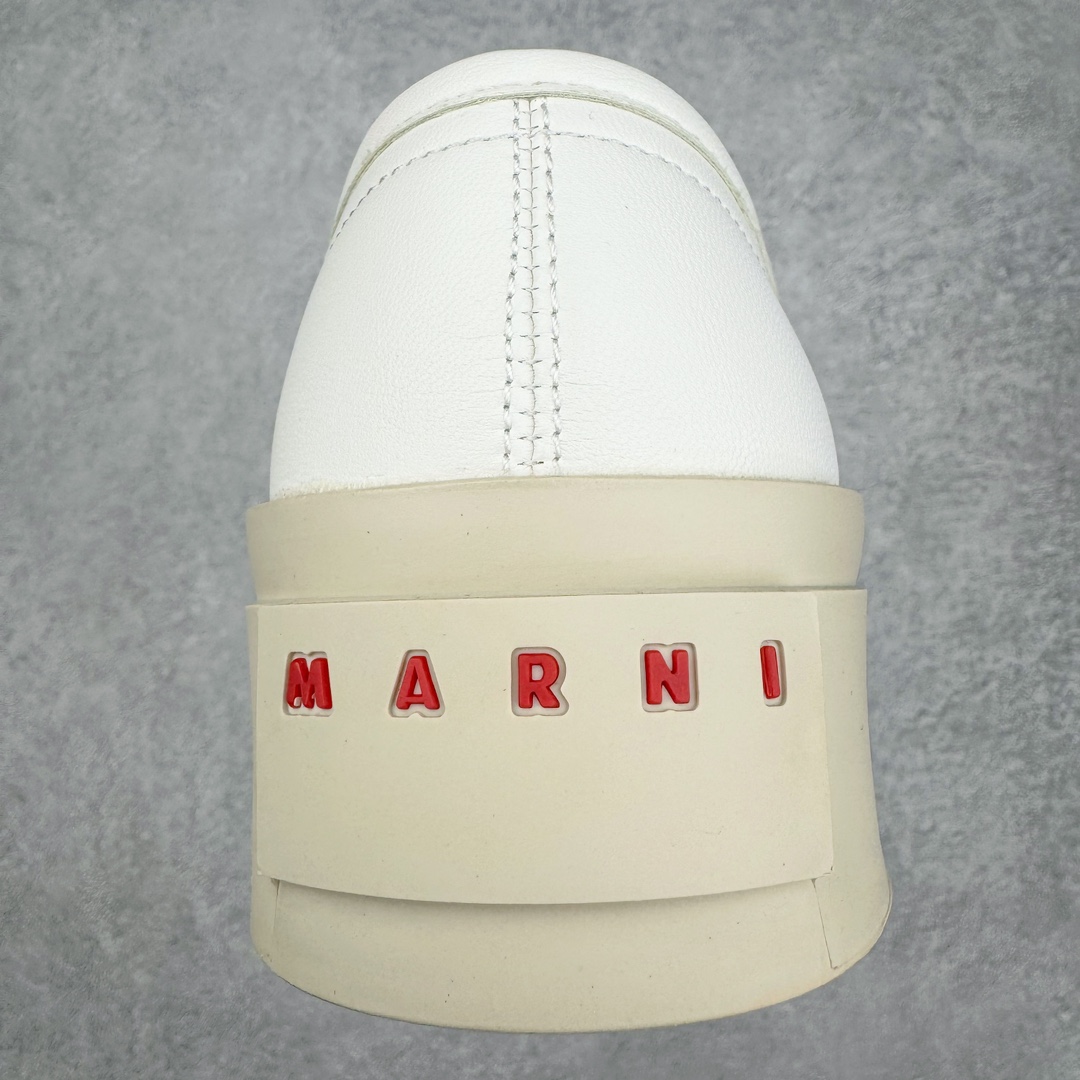 图片[8]-＃福利特价 Marni Pablo Leather Mary Jane Sneaker 意大利奢侈品品牌-玛尼·巴勃罗·玛丽珍系列低帮松糕厚底百搭魔术贴大头增高板鞋 Marni是来自意大利的独立设计师品牌 ♥赵露思、宋祖儿同款魔术贴大头鞋，跟传统见到的玛丽珍还蛮不一样的，凉鞋的透气结构搭载日系风格，蠢萌又时髦。 ♥日式包趾式胖圆鞋头设计满满的立体感。虽然厚底但它的腰线非常明显，前宽后细有种大头鞋的既视感，复古范儿很足。一字带魔术贴设计穿脱方便，调节松紧随心所欲，不用担心压脚背 ♥鞋面内里都使用羊皮，质感柔软性跟透气性都灰常好。4cm的一个橡胶厚底，上脚不会臃肿反而衬托得腿很细，鞋子也不会很重，颜值与舒适度并存。灰常有少女感又有一种不羁一格的酷气，甜美又可爱，适合搭配各种衣服，单穿或者配各种袜子很好看 防滑耐磨橡胶4CM跟高大底 尺码：35-40-选品中心