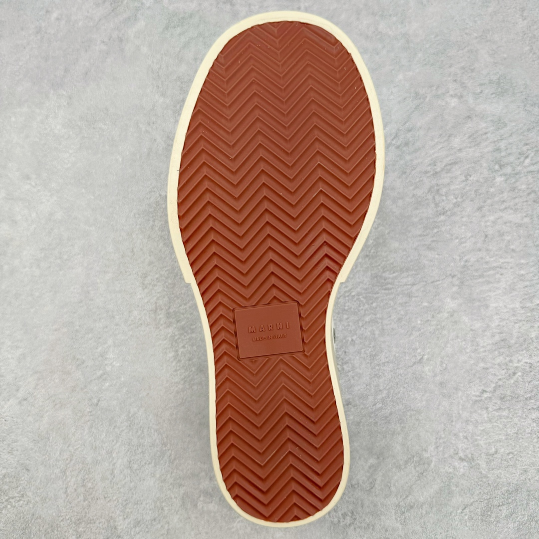 图片[9]-＃福利特价 Marni Pablo Leather Mary Jane Sneaker 意大利奢侈品品牌-玛尼·巴勃罗·玛丽珍系列低帮松糕厚底百搭魔术贴大头增高板鞋 Marni是来自意大利的独立设计师品牌 ♥赵露思、宋祖儿同款魔术贴大头鞋，跟传统见到的玛丽珍还蛮不一样的，凉鞋的透气结构搭载日系风格，蠢萌又时髦。 ♥日式包趾式胖圆鞋头设计满满的立体感。虽然厚底但它的腰线非常明显，前宽后细有种大头鞋的既视感，复古范儿很足。一字带魔术贴设计穿脱方便，调节松紧随心所欲，不用担心压脚背 ♥鞋面内里都使用羊皮，质感柔软性跟透气性都灰常好。4cm的一个橡胶厚底，上脚不会臃肿反而衬托得腿很细，鞋子也不会很重，颜值与舒适度并存。灰常有少女感又有一种不羁一格的酷气，甜美又可爱，适合搭配各种衣服，单穿或者配各种袜子很好看 防滑耐磨橡胶4CM跟高大底 尺码：35-40-选品中心