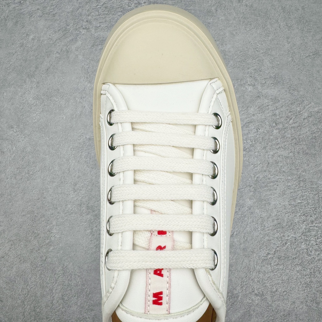 图片[4]-＃福利特价 Marni Pablo Leather Mary Jane Sneaker 意大利奢侈品品牌-玛尼·巴勃罗·玛丽珍系列低帮松糕厚底百搭魔术贴大头增高板鞋 Marni是来自意大利的独立设计师品牌 ♥赵露思、宋祖儿同款魔术贴大头鞋，跟传统见到的玛丽珍还蛮不一样的，凉鞋的透气结构搭载日系风格，蠢萌又时髦。 ♥日式包趾式胖圆鞋头设计满满的立体感。虽然厚底但它的腰线非常明显，前宽后细有种大头鞋的既视感，复古范儿很足。一字带魔术贴设计穿脱方便，调节松紧随心所欲，不用担心压脚背 ♥鞋面内里都使用羊皮，质感柔软性跟透气性都灰常好。4cm的一个橡胶厚底，上脚不会臃肿反而衬托得腿很细，鞋子也不会很重，颜值与舒适度并存。灰常有少女感又有一种不羁一格的酷气，甜美又可爱，适合搭配各种衣服，单穿或者配各种袜子很好看 防滑耐磨橡胶4CM跟高大底 尺码：35-40-选品中心