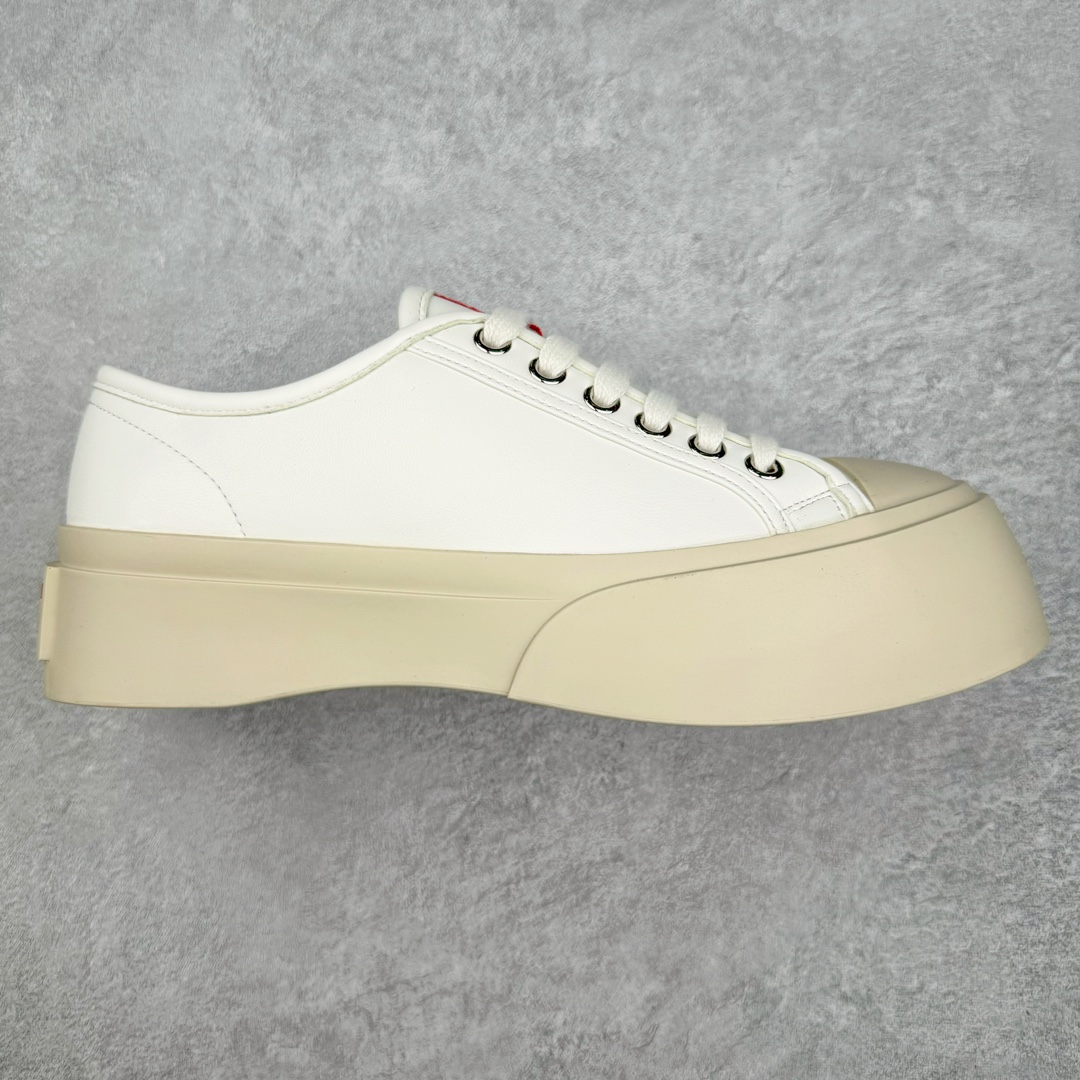 ＃福利特价 Marni Pablo Leather Mary Jane Sneaker 意大利奢侈品品牌-玛尼·巴勃罗·玛丽珍系列低帮松糕厚底百搭魔术贴大头增高板鞋 Marni是来自意大利的独立设计师品牌 ♥赵露思、宋祖儿同款魔术贴大头鞋，跟传统见到的玛丽珍还蛮不一样的，凉鞋的透气结构搭载日系风格，蠢萌又时髦。 ♥日式包趾式胖圆鞋头设计满满的立体感。虽然厚底但它的腰线非常明显，前宽后细有种大头鞋的既视感，复古范儿很足。一字带魔术贴设计穿脱方便，调节松紧随心所欲，不用担心压脚背 ♥鞋面内里都使用羊皮，质感柔软性跟透气性都灰常好。4cm的一个橡胶厚底，上脚不会臃肿反而衬托得腿很细，鞋子也不会很重，颜值与舒适度并存。灰常有少女感又有一种不羁一格的酷气，甜美又可爱，适合搭配各种衣服，单穿或者配各种袜子很好看 防滑耐磨橡胶4CM跟高大底 尺码：35-40-选品中心