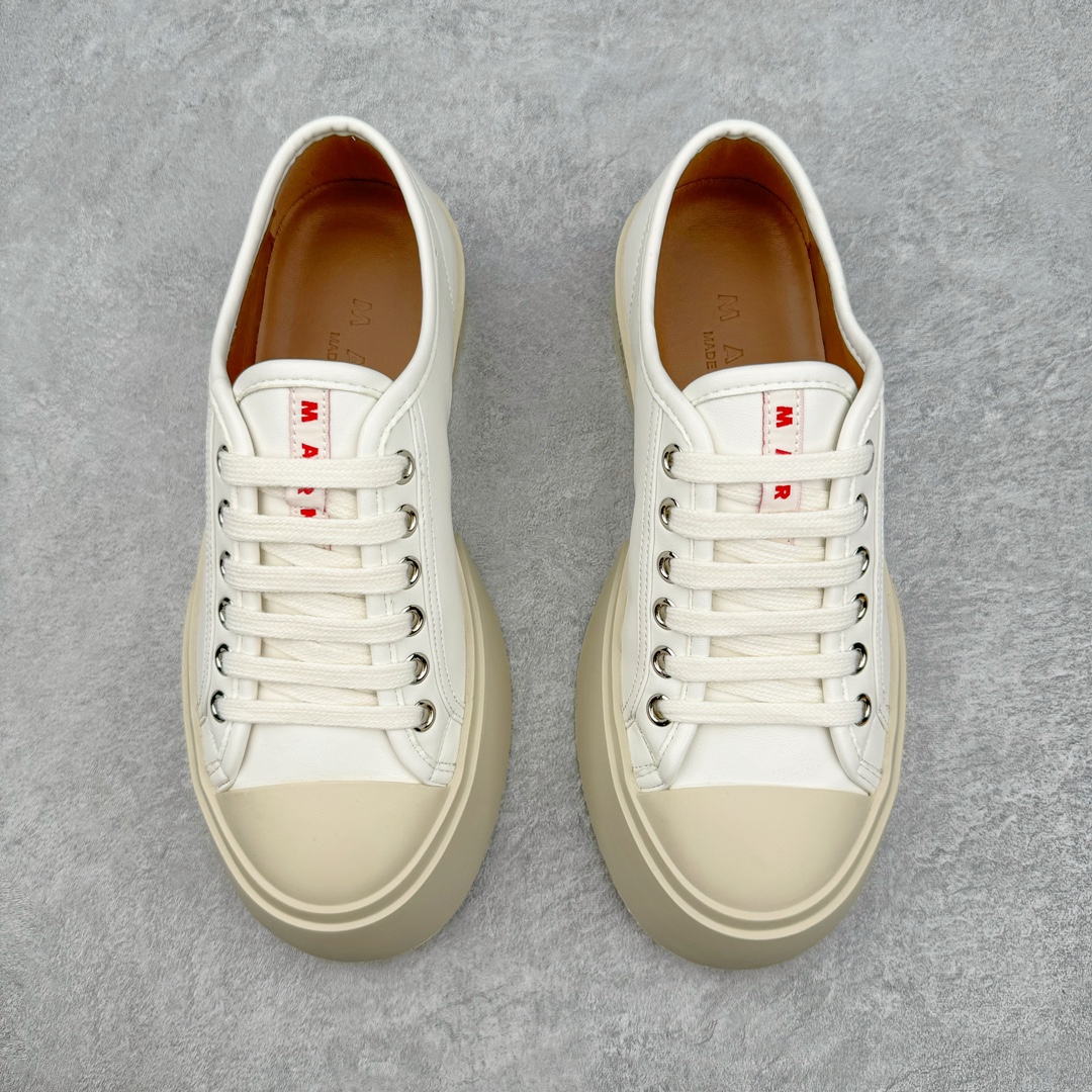 图片[2]-＃福利特价 Marni Pablo Leather Mary Jane Sneaker 意大利奢侈品品牌-玛尼·巴勃罗·玛丽珍系列低帮松糕厚底百搭魔术贴大头增高板鞋 Marni是来自意大利的独立设计师品牌 ♥赵露思、宋祖儿同款魔术贴大头鞋，跟传统见到的玛丽珍还蛮不一样的，凉鞋的透气结构搭载日系风格，蠢萌又时髦。 ♥日式包趾式胖圆鞋头设计满满的立体感。虽然厚底但它的腰线非常明显，前宽后细有种大头鞋的既视感，复古范儿很足。一字带魔术贴设计穿脱方便，调节松紧随心所欲，不用担心压脚背 ♥鞋面内里都使用羊皮，质感柔软性跟透气性都灰常好。4cm的一个橡胶厚底，上脚不会臃肿反而衬托得腿很细，鞋子也不会很重，颜值与舒适度并存。灰常有少女感又有一种不羁一格的酷气，甜美又可爱，适合搭配各种衣服，单穿或者配各种袜子很好看 防滑耐磨橡胶4CM跟高大底 尺码：35-40-选品中心