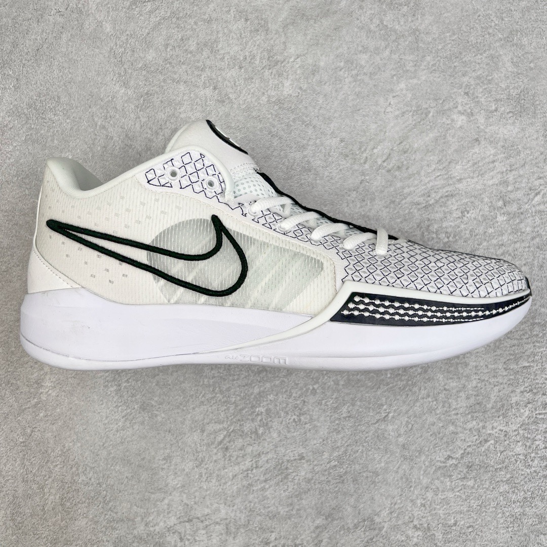 零售💰250 Nike Sabrina 1 \’lonic\’ 萨布丽娜一代签名减震防滑低帮篮球鞋 灵感来自 lonescu 的罗马尼亚传统 在前掌和鞋眼处采用特殊图案 向传统的罗马尼亚艺术和建筑致敬 它配备了全掌 NK React 缓震系统 并在前脚掌处配备了 Zoom Air 气垫 大胆的任何人任何地方 信息嵌入中底 象征着 lonescu的竞争精神以及她相信梦想家可以来自任何地方 该鞋还包括带锁定中足束带系统 以帮助固定脚部 Sabrina 1 的这款产品采用光子粉尘、无烟煤色、紫红色梦幻、浅烟灰色和浅骨色配色方案 SIZE：40 40.5 41 42 42.5 43 44 44.5 45 46 编码：Cby2936050-运动鞋