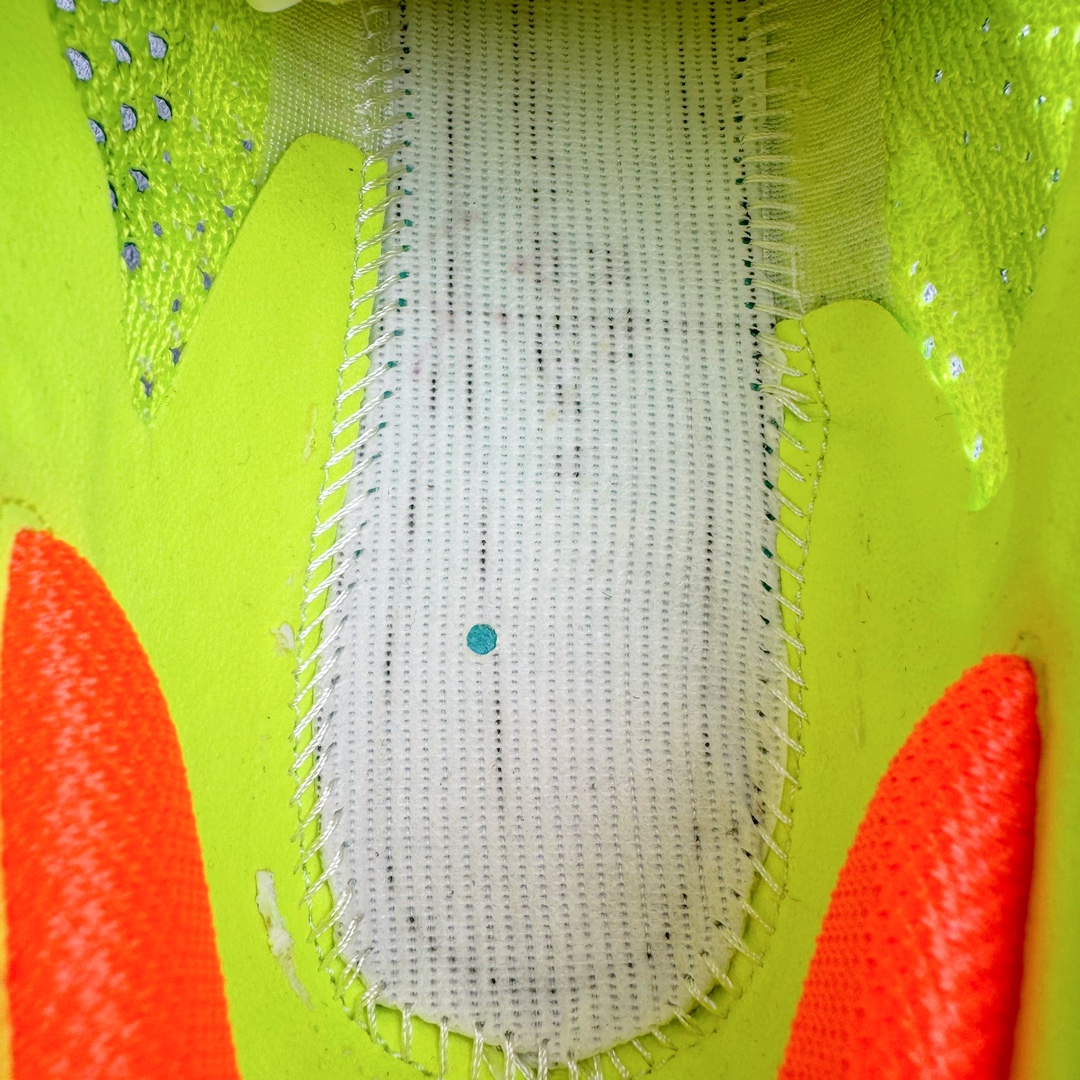 ＃纯原福利‼️
💰150 合作私
NK Zoom VaporFly Next 3% 编织飞线马拉松三代超级休运动跑鞋 泰光zp订单 真碳加持 保留了NK Systeml的突破性产品科技 且在这个基础上搭载了NK Flyknit鞋面 让这双为比赛竞速而打造的战靴更加轻盈、透气突破性的Zoom X泡棉带来NK跑步至今为止最为出色的能量回馈 
Size 详情看库存！
