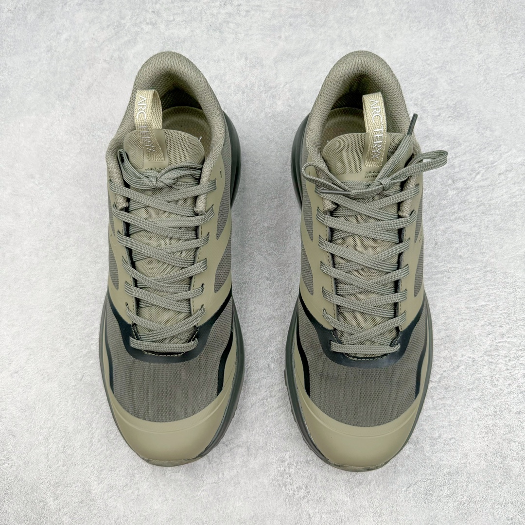 图片[2]-＃SG 加拿大品牌 始祖鸟·Arc\’teryx Norvan LD 3 GTX Trail 北温哥华三代系列长距离越野徒步户外运动跑鞋 尺码：36/45 升级原楦原纸版开发版型 采用同源一致一体成型热熔鞋面材质(带防泼水功能!!) 搭载85%压缩EVA缓震中底技术 独立开模vibram黄金耐磨锯齿外底❗️ 越野徒步+日常通勤两不误！ 尺码：36-45含半码 ARC\’TERYX始祖鸟，户外运动产品的天花板品牌，2017年发布第一款越野跑鞋NORVAN VT，始祖鸟的越野跑鞋分为三个系列，分别是：VT（Vertical Terrain垂直地形）、LD（Long Distance长距离）、SL（Super Light超轻），发展到今日已经更新到了第三代产品，而NORVAN的命名源于北温哥华（North Vancouver）代表高性能越野跑系统。在2018年我测评了始祖鸟第一代长距离越野跑鞋NORVAN LD，而这次测评的，正是该系列的第三代产品NORVAN LD 3，它与初代相比可以说是脱胎换骨的改变。在整体外观方面，NORVAN LD 3保持了ARC\’TERYX始祖鸟一贯的设计风格，配色一如既往的“素”，使用纯色营造出高级感。鞋面采用单层网孔Cordura®鞋面，与初代的紧密编织鞋面相比透气性能更好，鞋面热压了TPU薄膜支撑鞋面，得益于靠近中底整圈的热压TPU，使NORVAN LD 3的涉水深度更深。NORVAN LD 3帮面一体成型，只在跟杯正中进行缝合，跟杯有硬质港宝，能有效支撑和锁定足跟，足跟外侧印刷了ARC\’TERYX始祖鸟LOGO。鞋头多层防踢设计保护脚趾，避免脚趾踢到尖利的岩石导致受伤。-选品中心