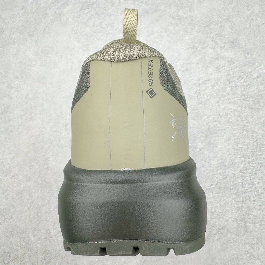 图片[8]-＃SG 加拿大品牌 始祖鸟·Arc\’teryx Norvan LD 3 GTX Trail 北温哥华三代系列长距离越野徒步户外运动跑鞋 尺码：36/45 升级原楦原纸版开发版型 采用同源一致一体成型热熔鞋面材质(带防泼水功能!!) 搭载85%压缩EVA缓震中底技术 独立开模vibram黄金耐磨锯齿外底❗️ 越野徒步+日常通勤两不误！ 尺码：36-45含半码 ARC\’TERYX始祖鸟，户外运动产品的天花板品牌，2017年发布第一款越野跑鞋NORVAN VT，始祖鸟的越野跑鞋分为三个系列，分别是：VT（Vertical Terrain垂直地形）、LD（Long Distance长距离）、SL（Super Light超轻），发展到今日已经更新到了第三代产品，而NORVAN的命名源于北温哥华（North Vancouver）代表高性能越野跑系统。在2018年我测评了始祖鸟第一代长距离越野跑鞋NORVAN LD，而这次测评的，正是该系列的第三代产品NORVAN LD 3，它与初代相比可以说是脱胎换骨的改变。在整体外观方面，NORVAN LD 3保持了ARC\’TERYX始祖鸟一贯的设计风格，配色一如既往的“素”，使用纯色营造出高级感。鞋面采用单层网孔Cordura®鞋面，与初代的紧密编织鞋面相比透气性能更好，鞋面热压了TPU薄膜支撑鞋面，得益于靠近中底整圈的热压TPU，使NORVAN LD 3的涉水深度更深。NORVAN LD 3帮面一体成型，只在跟杯正中进行缝合，跟杯有硬质港宝，能有效支撑和锁定足跟，足跟外侧印刷了ARC\’TERYX始祖鸟LOGO。鞋头多层防踢设计保护脚趾，避免脚趾踢到尖利的岩石导致受伤。-选品中心