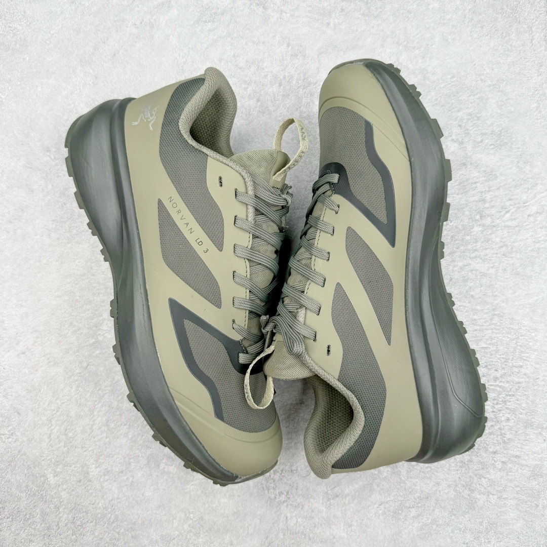 图片[3]-＃SG 加拿大品牌 始祖鸟·Arc\’teryx Norvan LD 3 GTX Trail 北温哥华三代系列长距离越野徒步户外运动跑鞋 尺码：36/45 升级原楦原纸版开发版型 采用同源一致一体成型热熔鞋面材质(带防泼水功能!!) 搭载85%压缩EVA缓震中底技术 独立开模vibram黄金耐磨锯齿外底❗️ 越野徒步+日常通勤两不误！ 尺码：36-45含半码 ARC\’TERYX始祖鸟，户外运动产品的天花板品牌，2017年发布第一款越野跑鞋NORVAN VT，始祖鸟的越野跑鞋分为三个系列，分别是：VT（Vertical Terrain垂直地形）、LD（Long Distance长距离）、SL（Super Light超轻），发展到今日已经更新到了第三代产品，而NORVAN的命名源于北温哥华（North Vancouver）代表高性能越野跑系统。在2018年我测评了始祖鸟第一代长距离越野跑鞋NORVAN LD，而这次测评的，正是该系列的第三代产品NORVAN LD 3，它与初代相比可以说是脱胎换骨的改变。在整体外观方面，NORVAN LD 3保持了ARC\’TERYX始祖鸟一贯的设计风格，配色一如既往的“素”，使用纯色营造出高级感。鞋面采用单层网孔Cordura®鞋面，与初代的紧密编织鞋面相比透气性能更好，鞋面热压了TPU薄膜支撑鞋面，得益于靠近中底整圈的热压TPU，使NORVAN LD 3的涉水深度更深。NORVAN LD 3帮面一体成型，只在跟杯正中进行缝合，跟杯有硬质港宝，能有效支撑和锁定足跟，足跟外侧印刷了ARC\’TERYX始祖鸟LOGO。鞋头多层防踢设计保护脚趾，避免脚趾踢到尖利的岩石导致受伤。-选品中心