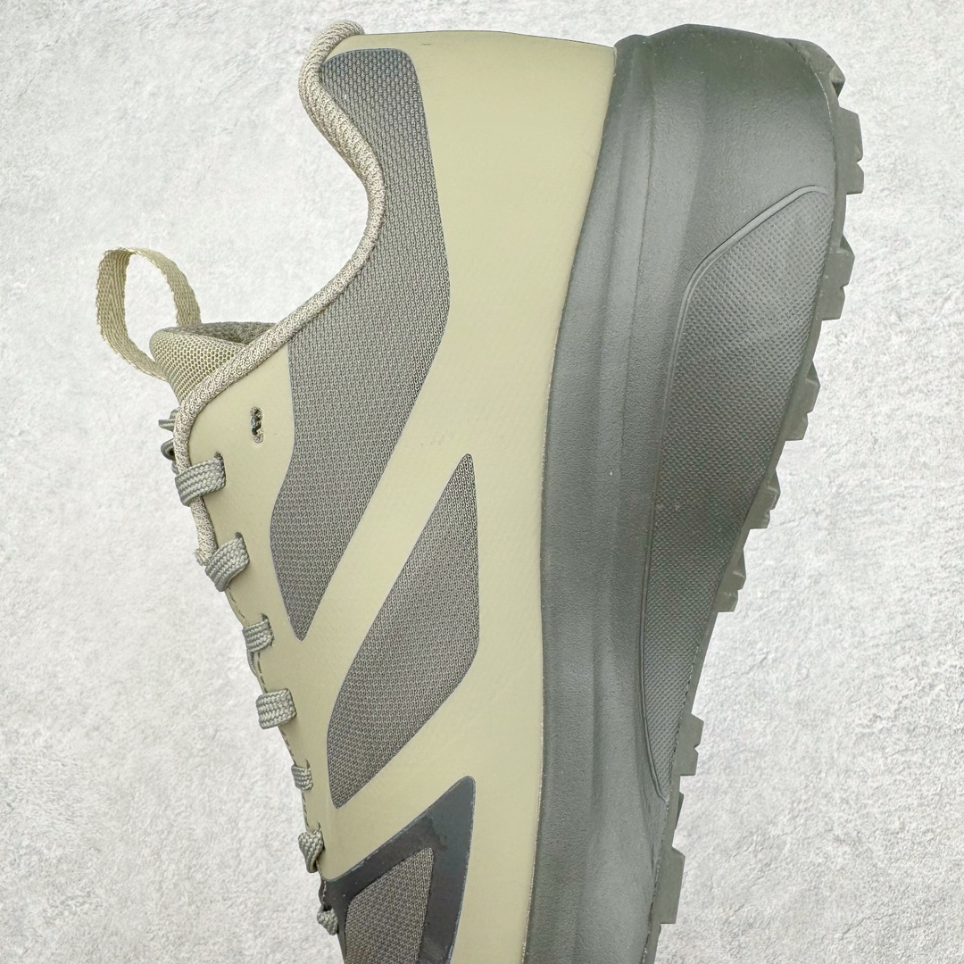 图片[7]-＃SG 加拿大品牌 始祖鸟·Arc\’teryx Norvan LD 3 GTX Trail 北温哥华三代系列长距离越野徒步户外运动跑鞋 尺码：36/45 升级原楦原纸版开发版型 采用同源一致一体成型热熔鞋面材质(带防泼水功能!!) 搭载85%压缩EVA缓震中底技术 独立开模vibram黄金耐磨锯齿外底❗️ 越野徒步+日常通勤两不误！ 尺码：36-45含半码 ARC\’TERYX始祖鸟，户外运动产品的天花板品牌，2017年发布第一款越野跑鞋NORVAN VT，始祖鸟的越野跑鞋分为三个系列，分别是：VT（Vertical Terrain垂直地形）、LD（Long Distance长距离）、SL（Super Light超轻），发展到今日已经更新到了第三代产品，而NORVAN的命名源于北温哥华（North Vancouver）代表高性能越野跑系统。在2018年我测评了始祖鸟第一代长距离越野跑鞋NORVAN LD，而这次测评的，正是该系列的第三代产品NORVAN LD 3，它与初代相比可以说是脱胎换骨的改变。在整体外观方面，NORVAN LD 3保持了ARC\’TERYX始祖鸟一贯的设计风格，配色一如既往的“素”，使用纯色营造出高级感。鞋面采用单层网孔Cordura®鞋面，与初代的紧密编织鞋面相比透气性能更好，鞋面热压了TPU薄膜支撑鞋面，得益于靠近中底整圈的热压TPU，使NORVAN LD 3的涉水深度更深。NORVAN LD 3帮面一体成型，只在跟杯正中进行缝合，跟杯有硬质港宝，能有效支撑和锁定足跟，足跟外侧印刷了ARC\’TERYX始祖鸟LOGO。鞋头多层防踢设计保护脚趾，避免脚趾踢到尖利的岩石导致受伤。-选品中心