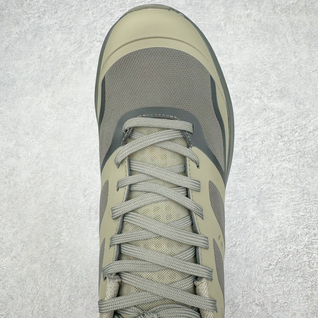 图片[4]-＃SG 加拿大品牌 始祖鸟·Arc\’teryx Norvan LD 3 GTX Trail 北温哥华三代系列长距离越野徒步户外运动跑鞋 尺码：36/45 升级原楦原纸版开发版型 采用同源一致一体成型热熔鞋面材质(带防泼水功能!!) 搭载85%压缩EVA缓震中底技术 独立开模vibram黄金耐磨锯齿外底❗️ 越野徒步+日常通勤两不误！ 尺码：36-45含半码 ARC\’TERYX始祖鸟，户外运动产品的天花板品牌，2017年发布第一款越野跑鞋NORVAN VT，始祖鸟的越野跑鞋分为三个系列，分别是：VT（Vertical Terrain垂直地形）、LD（Long Distance长距离）、SL（Super Light超轻），发展到今日已经更新到了第三代产品，而NORVAN的命名源于北温哥华（North Vancouver）代表高性能越野跑系统。在2018年我测评了始祖鸟第一代长距离越野跑鞋NORVAN LD，而这次测评的，正是该系列的第三代产品NORVAN LD 3，它与初代相比可以说是脱胎换骨的改变。在整体外观方面，NORVAN LD 3保持了ARC\’TERYX始祖鸟一贯的设计风格，配色一如既往的“素”，使用纯色营造出高级感。鞋面采用单层网孔Cordura®鞋面，与初代的紧密编织鞋面相比透气性能更好，鞋面热压了TPU薄膜支撑鞋面，得益于靠近中底整圈的热压TPU，使NORVAN LD 3的涉水深度更深。NORVAN LD 3帮面一体成型，只在跟杯正中进行缝合，跟杯有硬质港宝，能有效支撑和锁定足跟，足跟外侧印刷了ARC\’TERYX始祖鸟LOGO。鞋头多层防踢设计保护脚趾，避免脚趾踢到尖利的岩石导致受伤。-选品中心