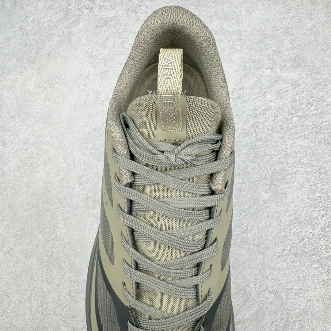 图片[5]-＃SG 加拿大品牌 始祖鸟·Arc\’teryx Norvan LD 3 GTX Trail 北温哥华三代系列长距离越野徒步户外运动跑鞋 尺码：36/45 升级原楦原纸版开发版型 采用同源一致一体成型热熔鞋面材质(带防泼水功能!!) 搭载85%压缩EVA缓震中底技术 独立开模vibram黄金耐磨锯齿外底❗️ 越野徒步+日常通勤两不误！ 尺码：36-45含半码 ARC\’TERYX始祖鸟，户外运动产品的天花板品牌，2017年发布第一款越野跑鞋NORVAN VT，始祖鸟的越野跑鞋分为三个系列，分别是：VT（Vertical Terrain垂直地形）、LD（Long Distance长距离）、SL（Super Light超轻），发展到今日已经更新到了第三代产品，而NORVAN的命名源于北温哥华（North Vancouver）代表高性能越野跑系统。在2018年我测评了始祖鸟第一代长距离越野跑鞋NORVAN LD，而这次测评的，正是该系列的第三代产品NORVAN LD 3，它与初代相比可以说是脱胎换骨的改变。在整体外观方面，NORVAN LD 3保持了ARC\’TERYX始祖鸟一贯的设计风格，配色一如既往的“素”，使用纯色营造出高级感。鞋面采用单层网孔Cordura®鞋面，与初代的紧密编织鞋面相比透气性能更好，鞋面热压了TPU薄膜支撑鞋面，得益于靠近中底整圈的热压TPU，使NORVAN LD 3的涉水深度更深。NORVAN LD 3帮面一体成型，只在跟杯正中进行缝合，跟杯有硬质港宝，能有效支撑和锁定足跟，足跟外侧印刷了ARC\’TERYX始祖鸟LOGO。鞋头多层防踢设计保护脚趾，避免脚趾踢到尖利的岩石导致受伤。-选品中心