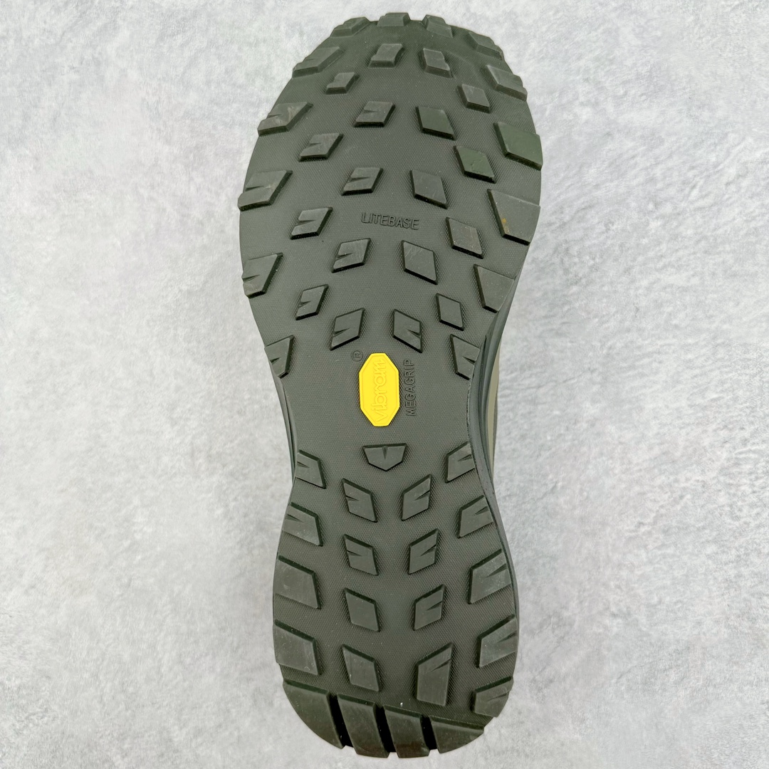 图片[9]-＃SG 加拿大品牌 始祖鸟·Arc\’teryx Norvan LD 3 GTX Trail 北温哥华三代系列长距离越野徒步户外运动跑鞋 尺码：36/45 升级原楦原纸版开发版型 采用同源一致一体成型热熔鞋面材质(带防泼水功能!!) 搭载85%压缩EVA缓震中底技术 独立开模vibram黄金耐磨锯齿外底❗️ 越野徒步+日常通勤两不误！ 尺码：36-45含半码 ARC\’TERYX始祖鸟，户外运动产品的天花板品牌，2017年发布第一款越野跑鞋NORVAN VT，始祖鸟的越野跑鞋分为三个系列，分别是：VT（Vertical Terrain垂直地形）、LD（Long Distance长距离）、SL（Super Light超轻），发展到今日已经更新到了第三代产品，而NORVAN的命名源于北温哥华（North Vancouver）代表高性能越野跑系统。在2018年我测评了始祖鸟第一代长距离越野跑鞋NORVAN LD，而这次测评的，正是该系列的第三代产品NORVAN LD 3，它与初代相比可以说是脱胎换骨的改变。在整体外观方面，NORVAN LD 3保持了ARC\’TERYX始祖鸟一贯的设计风格，配色一如既往的“素”，使用纯色营造出高级感。鞋面采用单层网孔Cordura®鞋面，与初代的紧密编织鞋面相比透气性能更好，鞋面热压了TPU薄膜支撑鞋面，得益于靠近中底整圈的热压TPU，使NORVAN LD 3的涉水深度更深。NORVAN LD 3帮面一体成型，只在跟杯正中进行缝合，跟杯有硬质港宝，能有效支撑和锁定足跟，足跟外侧印刷了ARC\’TERYX始祖鸟LOGO。鞋头多层防踢设计保护脚趾，避免脚趾踢到尖利的岩石导致受伤。-选品中心