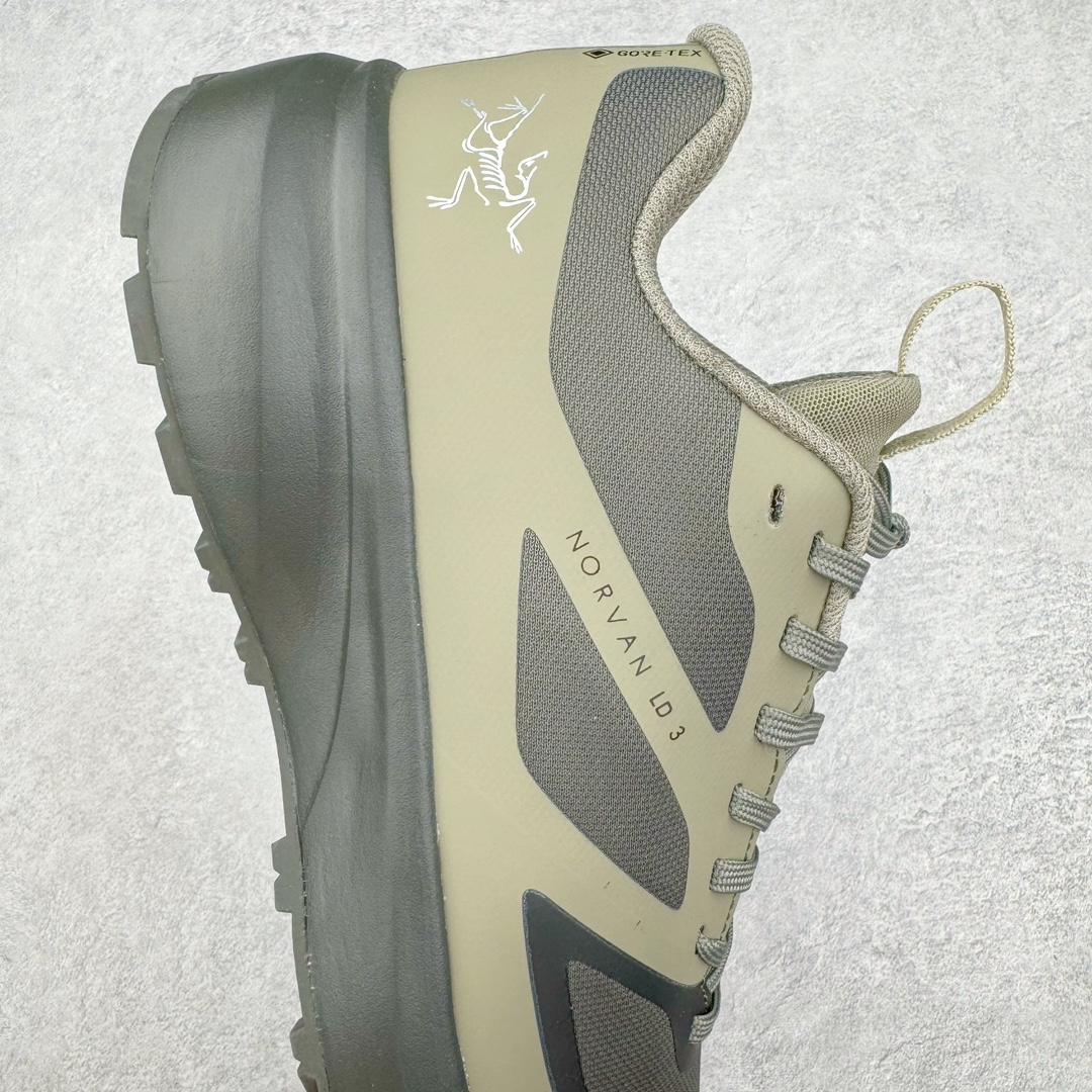 图片[6]-＃SG 加拿大品牌 始祖鸟·Arc\’teryx Norvan LD 3 GTX Trail 北温哥华三代系列长距离越野徒步户外运动跑鞋 尺码：36/45 升级原楦原纸版开发版型 采用同源一致一体成型热熔鞋面材质(带防泼水功能!!) 搭载85%压缩EVA缓震中底技术 独立开模vibram黄金耐磨锯齿外底❗️ 越野徒步+日常通勤两不误！ 尺码：36-45含半码 ARC\’TERYX始祖鸟，户外运动产品的天花板品牌，2017年发布第一款越野跑鞋NORVAN VT，始祖鸟的越野跑鞋分为三个系列，分别是：VT（Vertical Terrain垂直地形）、LD（Long Distance长距离）、SL（Super Light超轻），发展到今日已经更新到了第三代产品，而NORVAN的命名源于北温哥华（North Vancouver）代表高性能越野跑系统。在2018年我测评了始祖鸟第一代长距离越野跑鞋NORVAN LD，而这次测评的，正是该系列的第三代产品NORVAN LD 3，它与初代相比可以说是脱胎换骨的改变。在整体外观方面，NORVAN LD 3保持了ARC\’TERYX始祖鸟一贯的设计风格，配色一如既往的“素”，使用纯色营造出高级感。鞋面采用单层网孔Cordura®鞋面，与初代的紧密编织鞋面相比透气性能更好，鞋面热压了TPU薄膜支撑鞋面，得益于靠近中底整圈的热压TPU，使NORVAN LD 3的涉水深度更深。NORVAN LD 3帮面一体成型，只在跟杯正中进行缝合，跟杯有硬质港宝，能有效支撑和锁定足跟，足跟外侧印刷了ARC\’TERYX始祖鸟LOGO。鞋头多层防踢设计保护脚趾，避免脚趾踢到尖利的岩石导致受伤。-选品中心
