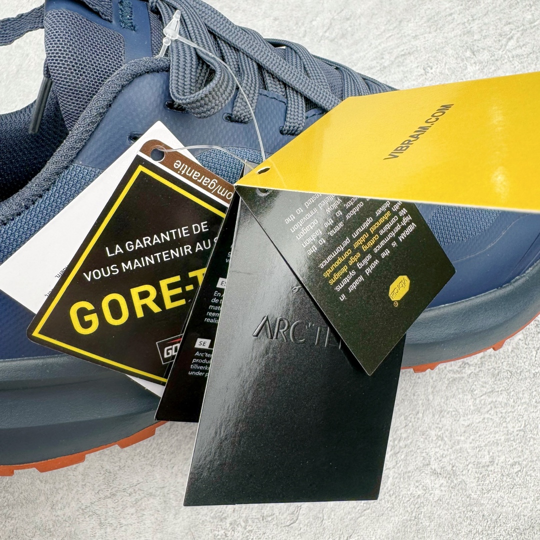 图片[9]-＃SG 加拿大品牌 始祖鸟·Arc\’teryx Norvan LD 3 GTX Trail 北温哥华三代系列长距离越野徒步户外运动跑鞋 尺码：36/45 升级原楦原纸版开发版型 采用同源一致一体成型热熔鞋面材质(带防泼水功能!!) 搭载85%压缩EVA缓震中底技术 独立开模vibram黄金耐磨锯齿外底❗️ 越野徒步+日常通勤两不误！ 尺码：36-45含半码 ARC\’TERYX始祖鸟，户外运动产品的天花板品牌，2017年发布第一款越野跑鞋NORVAN VT，始祖鸟的越野跑鞋分为三个系列，分别是：VT（Vertical Terrain垂直地形）、LD（Long Distance长距离）、SL（Super Light超轻），发展到今日已经更新到了第三代产品，而NORVAN的命名源于北温哥华（North Vancouver）代表高性能越野跑系统。在2018年我测评了始祖鸟第一代长距离越野跑鞋NORVAN LD，而这次测评的，正是该系列的第三代产品NORVAN LD 3，它与初代相比可以说是脱胎换骨的改变。在整体外观方面，NORVAN LD 3保持了ARC\’TERYX始祖鸟一贯的设计风格，配色一如既往的“素”，使用纯色营造出高级感。鞋面采用单层网孔Cordura®鞋面，与初代的紧密编织鞋面相比透气性能更好，鞋面热压了TPU薄膜支撑鞋面，得益于靠近中底整圈的热压TPU，使NORVAN LD 3的涉水深度更深。NORVAN LD 3帮面一体成型，只在跟杯正中进行缝合，跟杯有硬质港宝，能有效支撑和锁定足跟，足跟外侧印刷了ARC\’TERYX始祖鸟LOGO。鞋头多层防踢设计保护脚趾，避免脚趾踢到尖利的岩石导致受伤。-选品中心