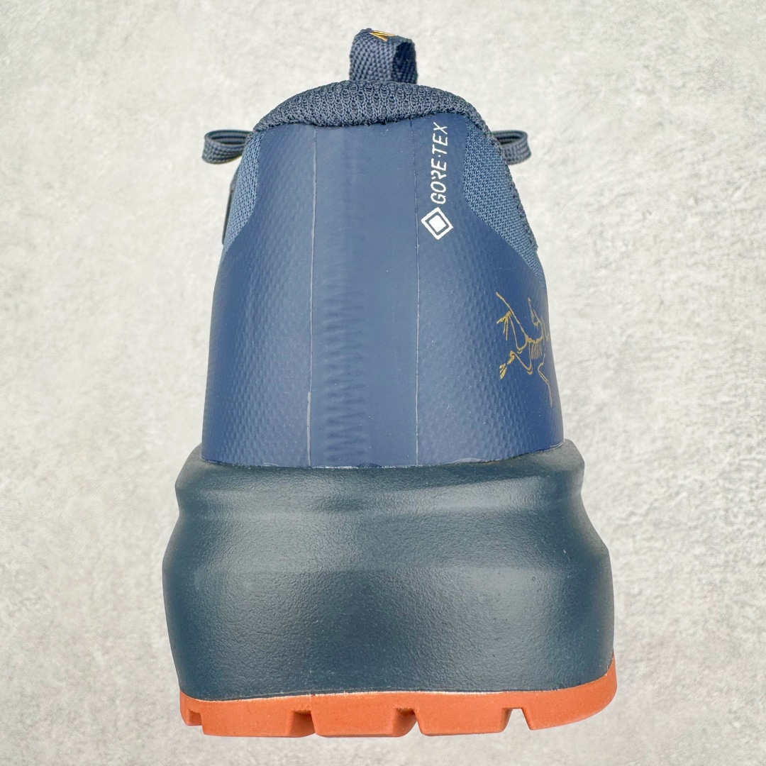 图片[7]-＃SG 加拿大品牌 始祖鸟·Arc\’teryx Norvan LD 3 GTX Trail 北温哥华三代系列长距离越野徒步户外运动跑鞋 尺码：36/45 升级原楦原纸版开发版型 采用同源一致一体成型热熔鞋面材质(带防泼水功能!!) 搭载85%压缩EVA缓震中底技术 独立开模vibram黄金耐磨锯齿外底❗️ 越野徒步+日常通勤两不误！ 尺码：36-45含半码 ARC\’TERYX始祖鸟，户外运动产品的天花板品牌，2017年发布第一款越野跑鞋NORVAN VT，始祖鸟的越野跑鞋分为三个系列，分别是：VT（Vertical Terrain垂直地形）、LD（Long Distance长距离）、SL（Super Light超轻），发展到今日已经更新到了第三代产品，而NORVAN的命名源于北温哥华（North Vancouver）代表高性能越野跑系统。在2018年我测评了始祖鸟第一代长距离越野跑鞋NORVAN LD，而这次测评的，正是该系列的第三代产品NORVAN LD 3，它与初代相比可以说是脱胎换骨的改变。在整体外观方面，NORVAN LD 3保持了ARC\’TERYX始祖鸟一贯的设计风格，配色一如既往的“素”，使用纯色营造出高级感。鞋面采用单层网孔Cordura®鞋面，与初代的紧密编织鞋面相比透气性能更好，鞋面热压了TPU薄膜支撑鞋面，得益于靠近中底整圈的热压TPU，使NORVAN LD 3的涉水深度更深。NORVAN LD 3帮面一体成型，只在跟杯正中进行缝合，跟杯有硬质港宝，能有效支撑和锁定足跟，足跟外侧印刷了ARC\’TERYX始祖鸟LOGO。鞋头多层防踢设计保护脚趾，避免脚趾踢到尖利的岩石导致受伤。-选品中心