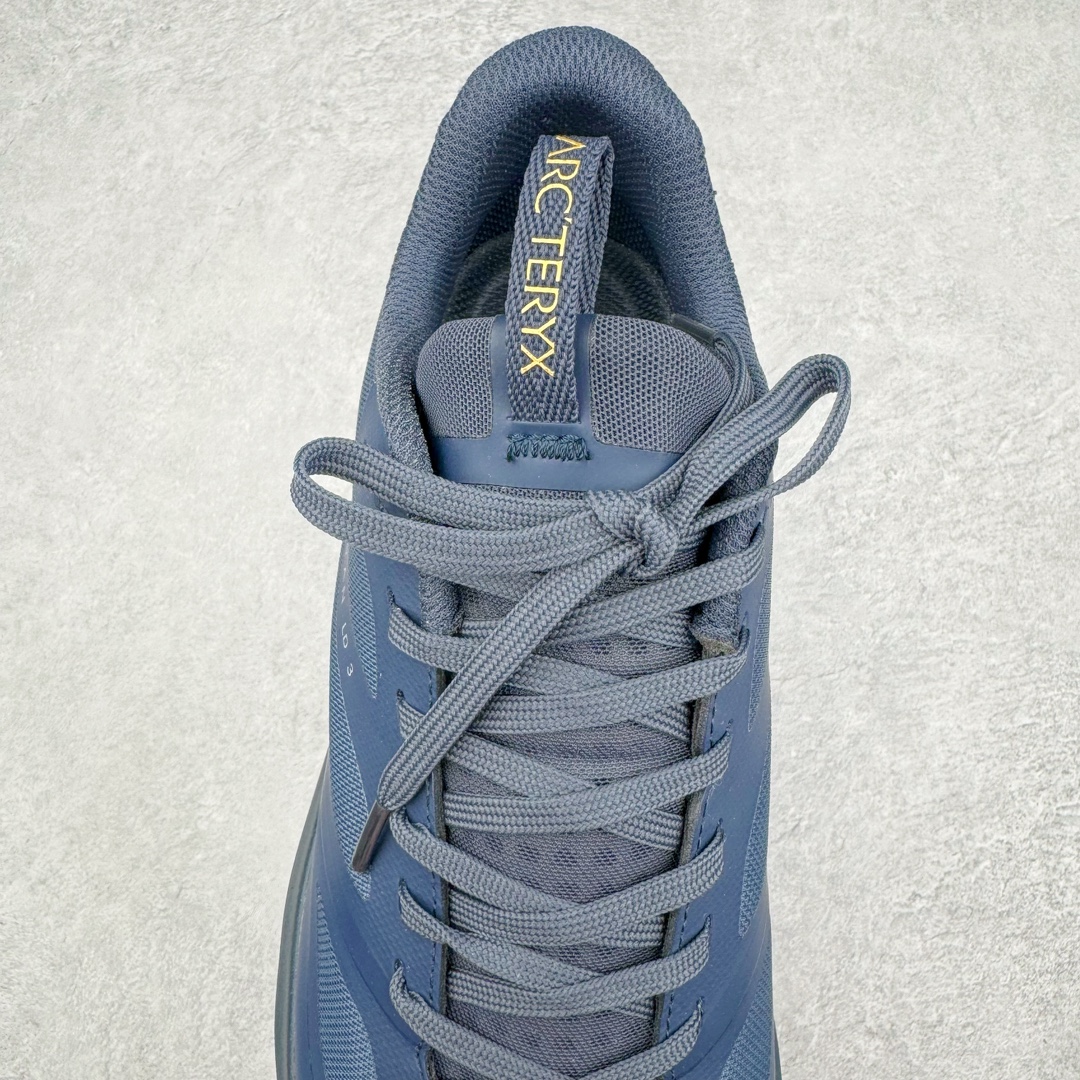 图片[5]-＃SG 加拿大品牌 始祖鸟·Arc\’teryx Norvan LD 3 GTX Trail 北温哥华三代系列长距离越野徒步户外运动跑鞋 尺码：36/45 升级原楦原纸版开发版型 采用同源一致一体成型热熔鞋面材质(带防泼水功能!!) 搭载85%压缩EVA缓震中底技术 独立开模vibram黄金耐磨锯齿外底❗️ 越野徒步+日常通勤两不误！ 尺码：36-45含半码 ARC\’TERYX始祖鸟，户外运动产品的天花板品牌，2017年发布第一款越野跑鞋NORVAN VT，始祖鸟的越野跑鞋分为三个系列，分别是：VT（Vertical Terrain垂直地形）、LD（Long Distance长距离）、SL（Super Light超轻），发展到今日已经更新到了第三代产品，而NORVAN的命名源于北温哥华（North Vancouver）代表高性能越野跑系统。在2018年我测评了始祖鸟第一代长距离越野跑鞋NORVAN LD，而这次测评的，正是该系列的第三代产品NORVAN LD 3，它与初代相比可以说是脱胎换骨的改变。在整体外观方面，NORVAN LD 3保持了ARC\’TERYX始祖鸟一贯的设计风格，配色一如既往的“素”，使用纯色营造出高级感。鞋面采用单层网孔Cordura®鞋面，与初代的紧密编织鞋面相比透气性能更好，鞋面热压了TPU薄膜支撑鞋面，得益于靠近中底整圈的热压TPU，使NORVAN LD 3的涉水深度更深。NORVAN LD 3帮面一体成型，只在跟杯正中进行缝合，跟杯有硬质港宝，能有效支撑和锁定足跟，足跟外侧印刷了ARC\’TERYX始祖鸟LOGO。鞋头多层防踢设计保护脚趾，避免脚趾踢到尖利的岩石导致受伤。-选品中心