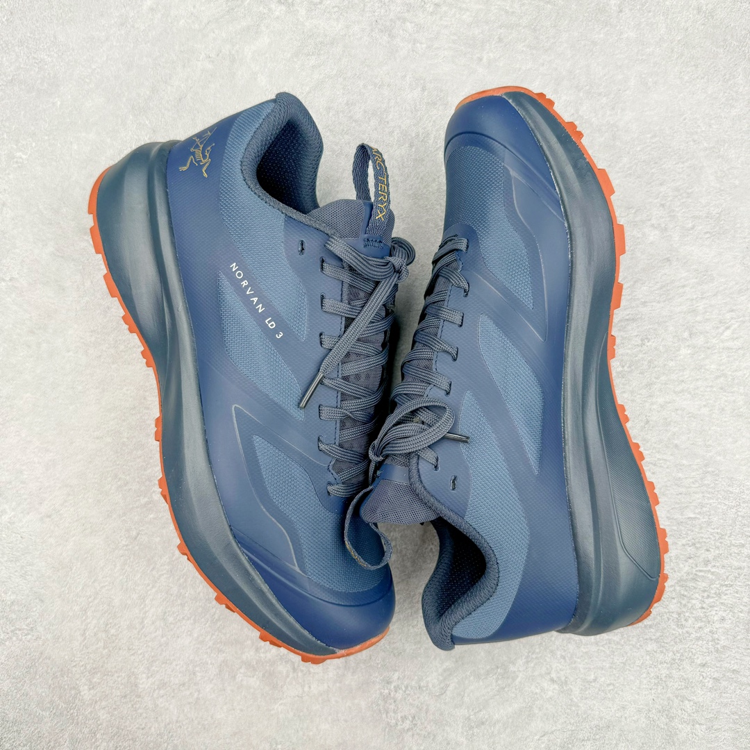 图片[3]-＃SG 加拿大品牌 始祖鸟·Arc\’teryx Norvan LD 3 GTX Trail 北温哥华三代系列长距离越野徒步户外运动跑鞋 尺码：36/45 升级原楦原纸版开发版型 采用同源一致一体成型热熔鞋面材质(带防泼水功能!!) 搭载85%压缩EVA缓震中底技术 独立开模vibram黄金耐磨锯齿外底❗️ 越野徒步+日常通勤两不误！ 尺码：36-45含半码 ARC\’TERYX始祖鸟，户外运动产品的天花板品牌，2017年发布第一款越野跑鞋NORVAN VT，始祖鸟的越野跑鞋分为三个系列，分别是：VT（Vertical Terrain垂直地形）、LD（Long Distance长距离）、SL（Super Light超轻），发展到今日已经更新到了第三代产品，而NORVAN的命名源于北温哥华（North Vancouver）代表高性能越野跑系统。在2018年我测评了始祖鸟第一代长距离越野跑鞋NORVAN LD，而这次测评的，正是该系列的第三代产品NORVAN LD 3，它与初代相比可以说是脱胎换骨的改变。在整体外观方面，NORVAN LD 3保持了ARC\’TERYX始祖鸟一贯的设计风格，配色一如既往的“素”，使用纯色营造出高级感。鞋面采用单层网孔Cordura®鞋面，与初代的紧密编织鞋面相比透气性能更好，鞋面热压了TPU薄膜支撑鞋面，得益于靠近中底整圈的热压TPU，使NORVAN LD 3的涉水深度更深。NORVAN LD 3帮面一体成型，只在跟杯正中进行缝合，跟杯有硬质港宝，能有效支撑和锁定足跟，足跟外侧印刷了ARC\’TERYX始祖鸟LOGO。鞋头多层防踢设计保护脚趾，避免脚趾踢到尖利的岩石导致受伤。-选品中心