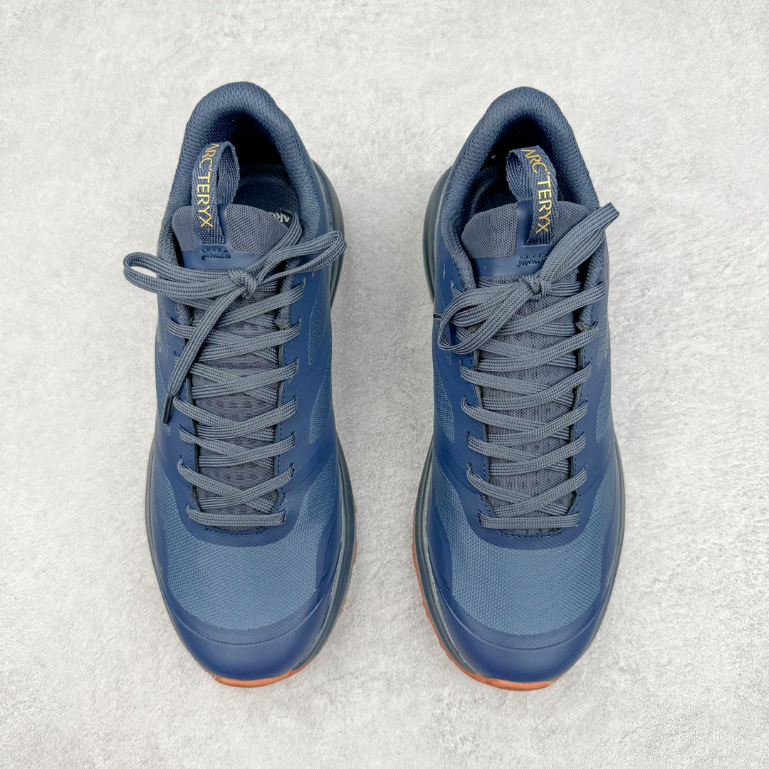 图片[2]-＃SG 加拿大品牌 始祖鸟·Arc\’teryx Norvan LD 3 GTX Trail 北温哥华三代系列长距离越野徒步户外运动跑鞋 尺码：36/45 升级原楦原纸版开发版型 采用同源一致一体成型热熔鞋面材质(带防泼水功能!!) 搭载85%压缩EVA缓震中底技术 独立开模vibram黄金耐磨锯齿外底❗️ 越野徒步+日常通勤两不误！ 尺码：36-45含半码 ARC\’TERYX始祖鸟，户外运动产品的天花板品牌，2017年发布第一款越野跑鞋NORVAN VT，始祖鸟的越野跑鞋分为三个系列，分别是：VT（Vertical Terrain垂直地形）、LD（Long Distance长距离）、SL（Super Light超轻），发展到今日已经更新到了第三代产品，而NORVAN的命名源于北温哥华（North Vancouver）代表高性能越野跑系统。在2018年我测评了始祖鸟第一代长距离越野跑鞋NORVAN LD，而这次测评的，正是该系列的第三代产品NORVAN LD 3，它与初代相比可以说是脱胎换骨的改变。在整体外观方面，NORVAN LD 3保持了ARC\’TERYX始祖鸟一贯的设计风格，配色一如既往的“素”，使用纯色营造出高级感。鞋面采用单层网孔Cordura®鞋面，与初代的紧密编织鞋面相比透气性能更好，鞋面热压了TPU薄膜支撑鞋面，得益于靠近中底整圈的热压TPU，使NORVAN LD 3的涉水深度更深。NORVAN LD 3帮面一体成型，只在跟杯正中进行缝合，跟杯有硬质港宝，能有效支撑和锁定足跟，足跟外侧印刷了ARC\’TERYX始祖鸟LOGO。鞋头多层防踢设计保护脚趾，避免脚趾踢到尖利的岩石导致受伤。-选品中心