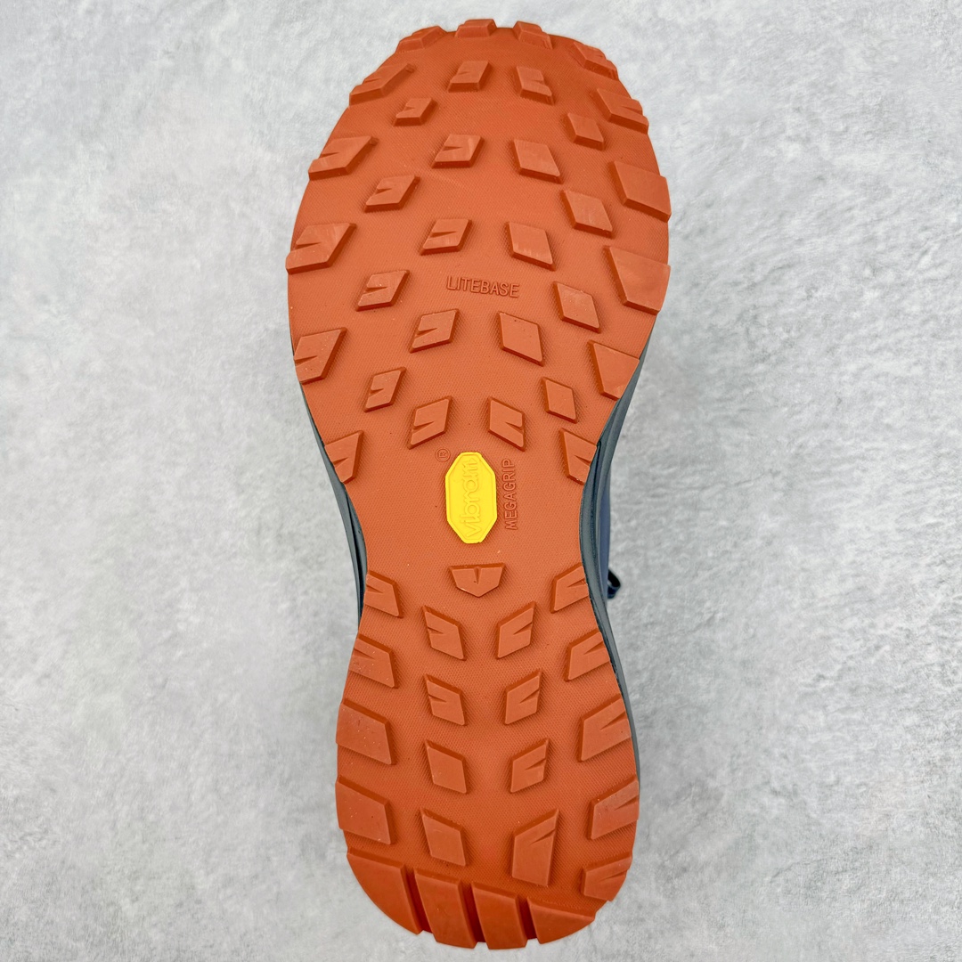 图片[8]-＃SG 加拿大品牌 始祖鸟·Arc\’teryx Norvan LD 3 GTX Trail 北温哥华三代系列长距离越野徒步户外运动跑鞋 尺码：36/45 升级原楦原纸版开发版型 采用同源一致一体成型热熔鞋面材质(带防泼水功能!!) 搭载85%压缩EVA缓震中底技术 独立开模vibram黄金耐磨锯齿外底❗️ 越野徒步+日常通勤两不误！ 尺码：36-45含半码 ARC\’TERYX始祖鸟，户外运动产品的天花板品牌，2017年发布第一款越野跑鞋NORVAN VT，始祖鸟的越野跑鞋分为三个系列，分别是：VT（Vertical Terrain垂直地形）、LD（Long Distance长距离）、SL（Super Light超轻），发展到今日已经更新到了第三代产品，而NORVAN的命名源于北温哥华（North Vancouver）代表高性能越野跑系统。在2018年我测评了始祖鸟第一代长距离越野跑鞋NORVAN LD，而这次测评的，正是该系列的第三代产品NORVAN LD 3，它与初代相比可以说是脱胎换骨的改变。在整体外观方面，NORVAN LD 3保持了ARC\’TERYX始祖鸟一贯的设计风格，配色一如既往的“素”，使用纯色营造出高级感。鞋面采用单层网孔Cordura®鞋面，与初代的紧密编织鞋面相比透气性能更好，鞋面热压了TPU薄膜支撑鞋面，得益于靠近中底整圈的热压TPU，使NORVAN LD 3的涉水深度更深。NORVAN LD 3帮面一体成型，只在跟杯正中进行缝合，跟杯有硬质港宝，能有效支撑和锁定足跟，足跟外侧印刷了ARC\’TERYX始祖鸟LOGO。鞋头多层防踢设计保护脚趾，避免脚趾踢到尖利的岩石导致受伤。-选品中心