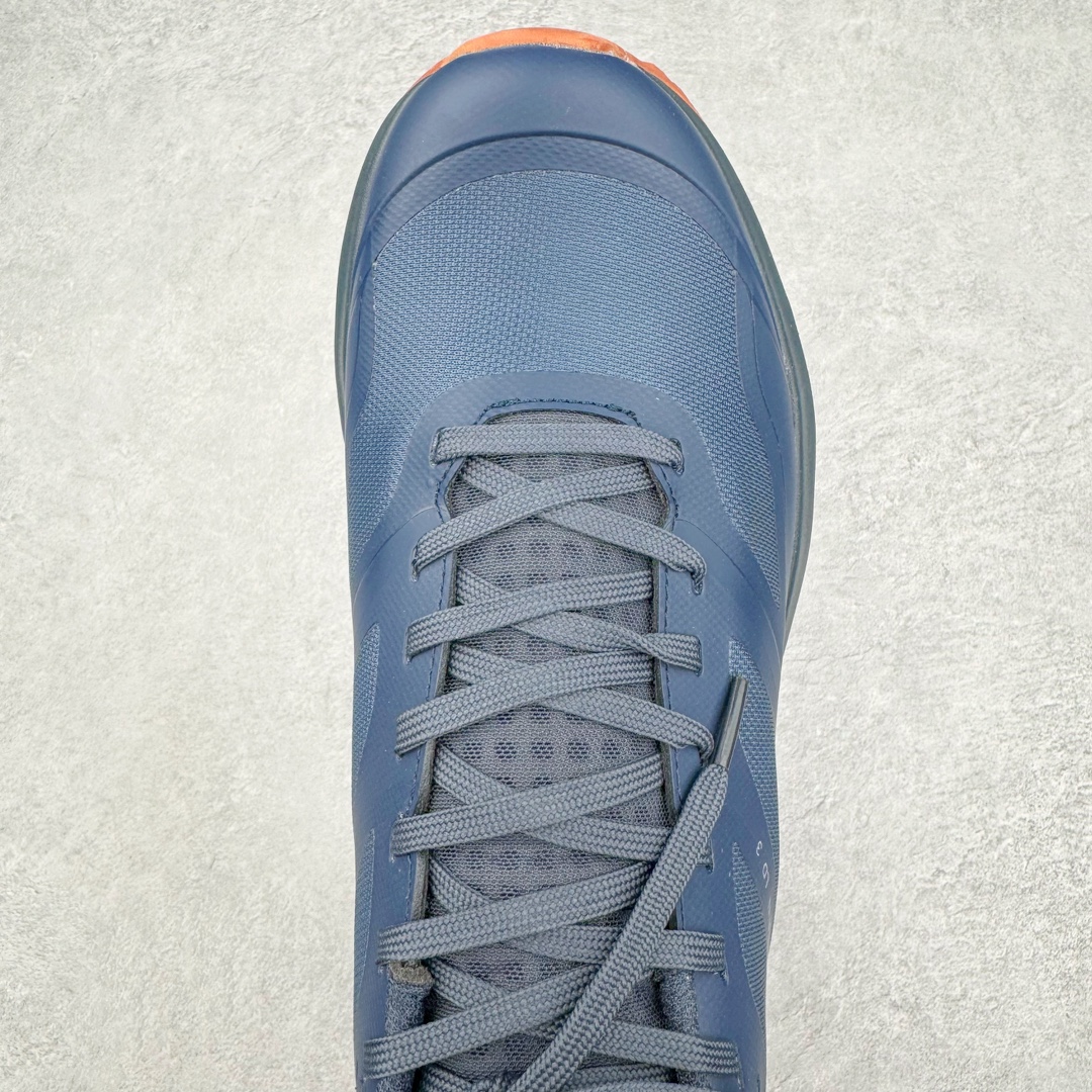 图片[4]-＃SG 加拿大品牌 始祖鸟·Arc\’teryx Norvan LD 3 GTX Trail 北温哥华三代系列长距离越野徒步户外运动跑鞋 尺码：36/45 升级原楦原纸版开发版型 采用同源一致一体成型热熔鞋面材质(带防泼水功能!!) 搭载85%压缩EVA缓震中底技术 独立开模vibram黄金耐磨锯齿外底❗️ 越野徒步+日常通勤两不误！ 尺码：36-45含半码 ARC\’TERYX始祖鸟，户外运动产品的天花板品牌，2017年发布第一款越野跑鞋NORVAN VT，始祖鸟的越野跑鞋分为三个系列，分别是：VT（Vertical Terrain垂直地形）、LD（Long Distance长距离）、SL（Super Light超轻），发展到今日已经更新到了第三代产品，而NORVAN的命名源于北温哥华（North Vancouver）代表高性能越野跑系统。在2018年我测评了始祖鸟第一代长距离越野跑鞋NORVAN LD，而这次测评的，正是该系列的第三代产品NORVAN LD 3，它与初代相比可以说是脱胎换骨的改变。在整体外观方面，NORVAN LD 3保持了ARC\’TERYX始祖鸟一贯的设计风格，配色一如既往的“素”，使用纯色营造出高级感。鞋面采用单层网孔Cordura®鞋面，与初代的紧密编织鞋面相比透气性能更好，鞋面热压了TPU薄膜支撑鞋面，得益于靠近中底整圈的热压TPU，使NORVAN LD 3的涉水深度更深。NORVAN LD 3帮面一体成型，只在跟杯正中进行缝合，跟杯有硬质港宝，能有效支撑和锁定足跟，足跟外侧印刷了ARC\’TERYX始祖鸟LOGO。鞋头多层防踢设计保护脚趾，避免脚趾踢到尖利的岩石导致受伤。-选品中心