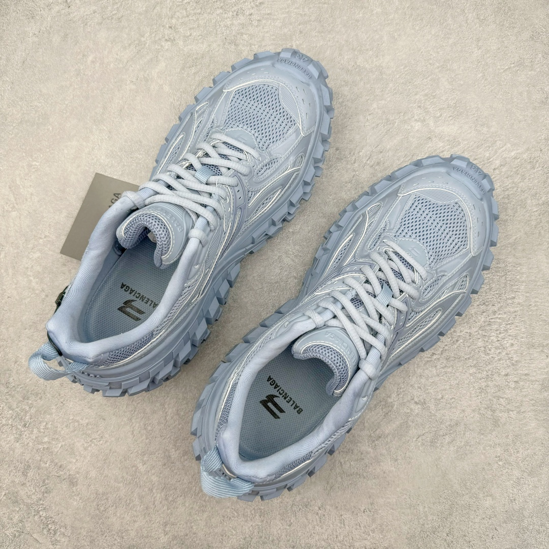 图片[3]-＃XA BALENCIAGA Defender Rubber Platform Sneakers 巴黎世家卫士系列低帮坦克履带轮胎鞋型越野户外增高厚底休闲运动慢跑鞋 男女鞋原楦原纸版开发版型 原版一致配件防尘袋及附送鞋带 1：1比例克重 全掌PU乳胶鞋垫及外观轻度磨损做旧效果 全新开发4层组合夸张轮胎花纹鞋底底部 • 不含皮革• 尼龙和网布材质• 磨损效果 • 夸张轮胎花纹鞋底 • 15毫米足弓 • 鞋舌凹印 Balenciaga 品牌标识 • 鞋头边缘和后帮凹印 Balenciaga 徽标和尺码 • 后帮拉袢 • 中国制造 • 用软布擦拭 材质：60%聚氨酯、28%聚酯纤维、12%尼龙 凭藉特殊外型风靡奢华运动鞋领域的 Balenciaga 在设计总监 Demna Gvasalia的职掌下 不乏吸睛作品 从 Triple S、Track 系列 到 X-Pander以及 Crocs 联名系列 今番再发布引人注目的鞋履 带来最新运动鞋款「Defender」该鞋款于 2022 春夏时装秀上首次曝光 在经典运动鞋基础上加以改造 利用坚固轮胎状单元打造具侵略性的巨大鞋底 立体凸起包覆四周 狂野外型堪称鞋界战车 透过材质比例的拿捏和单纯的用色 在鞋面采用相对柔和的设计 衬出鞋款亮点 偏大一码尺码：35/46-选品中心