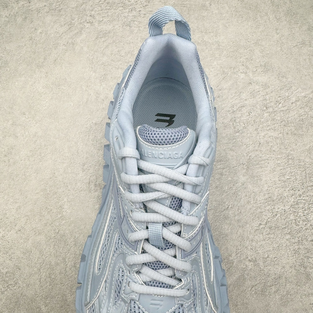 图片[5]-＃XA BALENCIAGA Defender Rubber Platform Sneakers 巴黎世家卫士系列低帮坦克履带轮胎鞋型越野户外增高厚底休闲运动慢跑鞋 男女鞋原楦原纸版开发版型 原版一致配件防尘袋及附送鞋带 1：1比例克重 全掌PU乳胶鞋垫及外观轻度磨损做旧效果 全新开发4层组合夸张轮胎花纹鞋底底部 • 不含皮革• 尼龙和网布材质• 磨损效果 • 夸张轮胎花纹鞋底 • 15毫米足弓 • 鞋舌凹印 Balenciaga 品牌标识 • 鞋头边缘和后帮凹印 Balenciaga 徽标和尺码 • 后帮拉袢 • 中国制造 • 用软布擦拭 材质：60%聚氨酯、28%聚酯纤维、12%尼龙 凭藉特殊外型风靡奢华运动鞋领域的 Balenciaga 在设计总监 Demna Gvasalia的职掌下 不乏吸睛作品 从 Triple S、Track 系列 到 X-Pander以及 Crocs 联名系列 今番再发布引人注目的鞋履 带来最新运动鞋款「Defender」该鞋款于 2022 春夏时装秀上首次曝光 在经典运动鞋基础上加以改造 利用坚固轮胎状单元打造具侵略性的巨大鞋底 立体凸起包覆四周 狂野外型堪称鞋界战车 透过材质比例的拿捏和单纯的用色 在鞋面采用相对柔和的设计 衬出鞋款亮点 偏大一码尺码：35/46-选品中心
