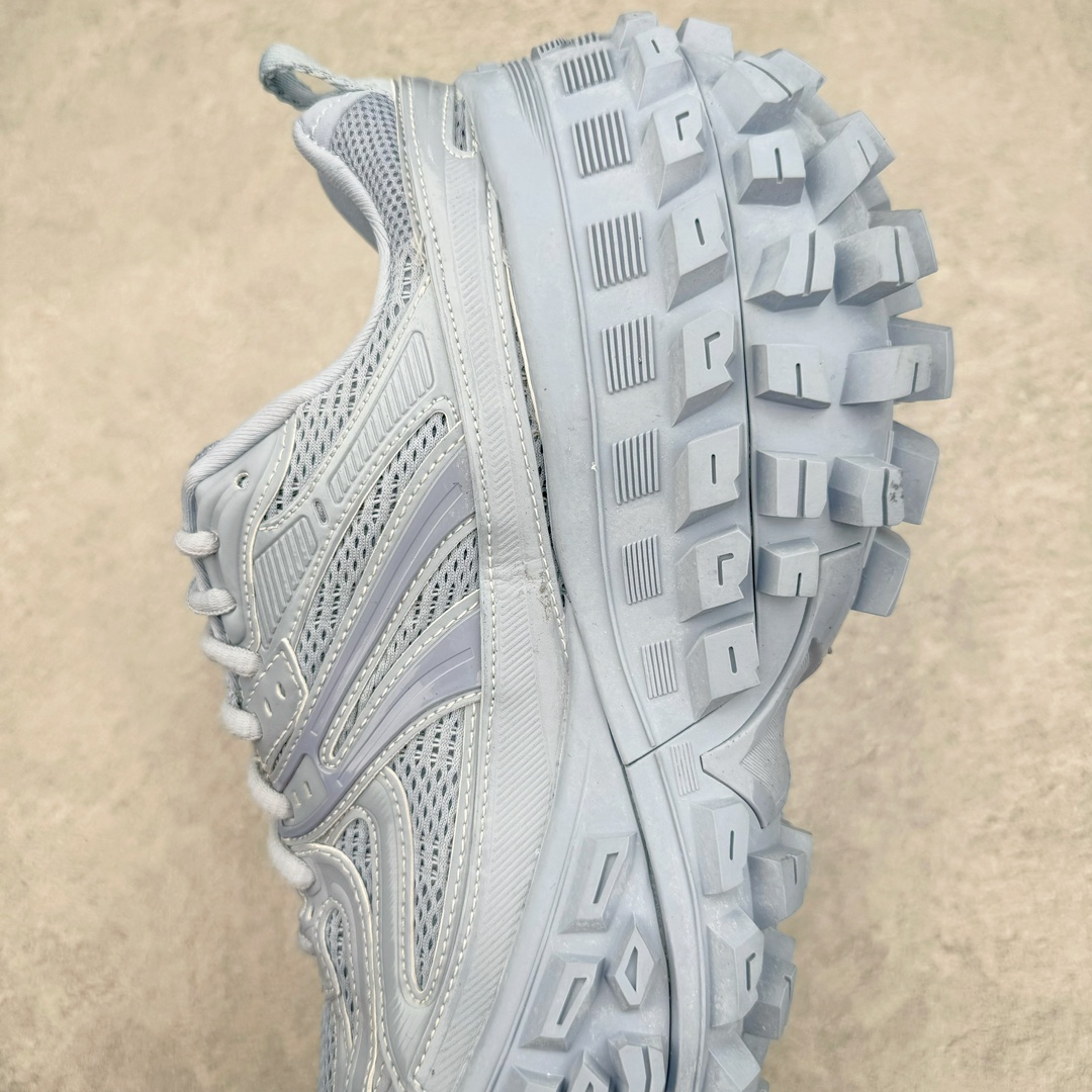 图片[7]-＃XA BALENCIAGA Defender Rubber Platform Sneakers 巴黎世家卫士系列低帮坦克履带轮胎鞋型越野户外增高厚底休闲运动慢跑鞋 男女鞋原楦原纸版开发版型 原版一致配件防尘袋及附送鞋带 1：1比例克重 全掌PU乳胶鞋垫及外观轻度磨损做旧效果 全新开发4层组合夸张轮胎花纹鞋底底部 • 不含皮革• 尼龙和网布材质• 磨损效果 • 夸张轮胎花纹鞋底 • 15毫米足弓 • 鞋舌凹印 Balenciaga 品牌标识 • 鞋头边缘和后帮凹印 Balenciaga 徽标和尺码 • 后帮拉袢 • 中国制造 • 用软布擦拭 材质：60%聚氨酯、28%聚酯纤维、12%尼龙 凭藉特殊外型风靡奢华运动鞋领域的 Balenciaga 在设计总监 Demna Gvasalia的职掌下 不乏吸睛作品 从 Triple S、Track 系列 到 X-Pander以及 Crocs 联名系列 今番再发布引人注目的鞋履 带来最新运动鞋款「Defender」该鞋款于 2022 春夏时装秀上首次曝光 在经典运动鞋基础上加以改造 利用坚固轮胎状单元打造具侵略性的巨大鞋底 立体凸起包覆四周 狂野外型堪称鞋界战车 透过材质比例的拿捏和单纯的用色 在鞋面采用相对柔和的设计 衬出鞋款亮点 偏大一码尺码：35/46-选品中心