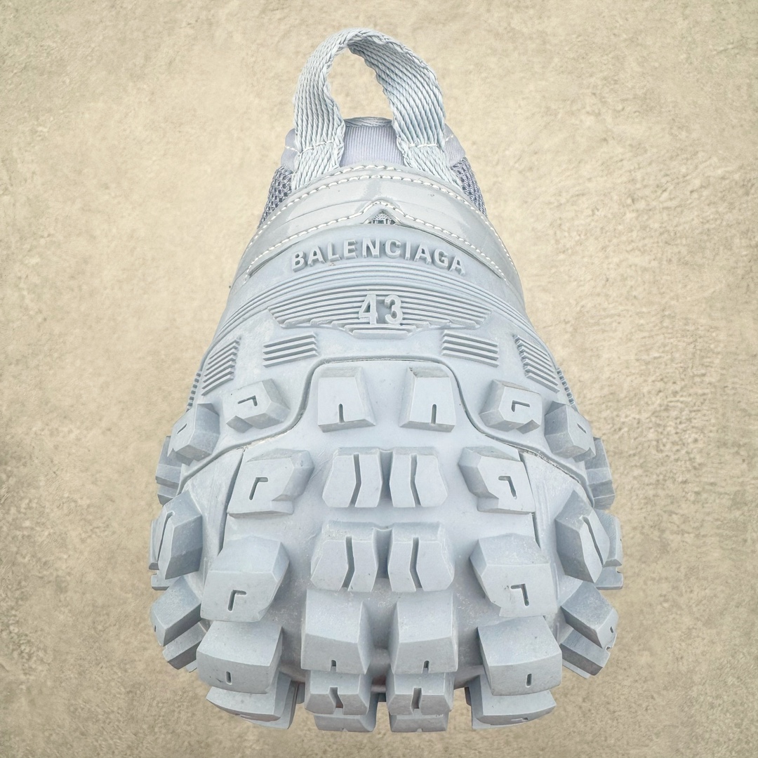 图片[8]-＃XA BALENCIAGA Defender Rubber Platform Sneakers 巴黎世家卫士系列低帮坦克履带轮胎鞋型越野户外增高厚底休闲运动慢跑鞋 男女鞋原楦原纸版开发版型 原版一致配件防尘袋及附送鞋带 1：1比例克重 全掌PU乳胶鞋垫及外观轻度磨损做旧效果 全新开发4层组合夸张轮胎花纹鞋底底部 • 不含皮革• 尼龙和网布材质• 磨损效果 • 夸张轮胎花纹鞋底 • 15毫米足弓 • 鞋舌凹印 Balenciaga 品牌标识 • 鞋头边缘和后帮凹印 Balenciaga 徽标和尺码 • 后帮拉袢 • 中国制造 • 用软布擦拭 材质：60%聚氨酯、28%聚酯纤维、12%尼龙 凭藉特殊外型风靡奢华运动鞋领域的 Balenciaga 在设计总监 Demna Gvasalia的职掌下 不乏吸睛作品 从 Triple S、Track 系列 到 X-Pander以及 Crocs 联名系列 今番再发布引人注目的鞋履 带来最新运动鞋款「Defender」该鞋款于 2022 春夏时装秀上首次曝光 在经典运动鞋基础上加以改造 利用坚固轮胎状单元打造具侵略性的巨大鞋底 立体凸起包覆四周 狂野外型堪称鞋界战车 透过材质比例的拿捏和单纯的用色 在鞋面采用相对柔和的设计 衬出鞋款亮点 偏大一码尺码：35/46-选品中心
