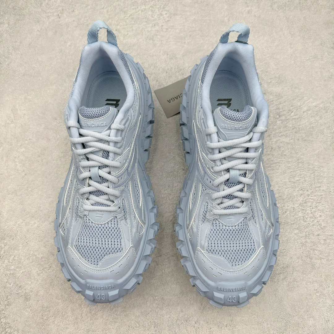 图片[2]-＃XA BALENCIAGA Defender Rubber Platform Sneakers 巴黎世家卫士系列低帮坦克履带轮胎鞋型越野户外增高厚底休闲运动慢跑鞋 男女鞋原楦原纸版开发版型 原版一致配件防尘袋及附送鞋带 1：1比例克重 全掌PU乳胶鞋垫及外观轻度磨损做旧效果 全新开发4层组合夸张轮胎花纹鞋底底部 • 不含皮革• 尼龙和网布材质• 磨损效果 • 夸张轮胎花纹鞋底 • 15毫米足弓 • 鞋舌凹印 Balenciaga 品牌标识 • 鞋头边缘和后帮凹印 Balenciaga 徽标和尺码 • 后帮拉袢 • 中国制造 • 用软布擦拭 材质：60%聚氨酯、28%聚酯纤维、12%尼龙 凭藉特殊外型风靡奢华运动鞋领域的 Balenciaga 在设计总监 Demna Gvasalia的职掌下 不乏吸睛作品 从 Triple S、Track 系列 到 X-Pander以及 Crocs 联名系列 今番再发布引人注目的鞋履 带来最新运动鞋款「Defender」该鞋款于 2022 春夏时装秀上首次曝光 在经典运动鞋基础上加以改造 利用坚固轮胎状单元打造具侵略性的巨大鞋底 立体凸起包覆四周 狂野外型堪称鞋界战车 透过材质比例的拿捏和单纯的用色 在鞋面采用相对柔和的设计 衬出鞋款亮点 偏大一码尺码：35/46-选品中心