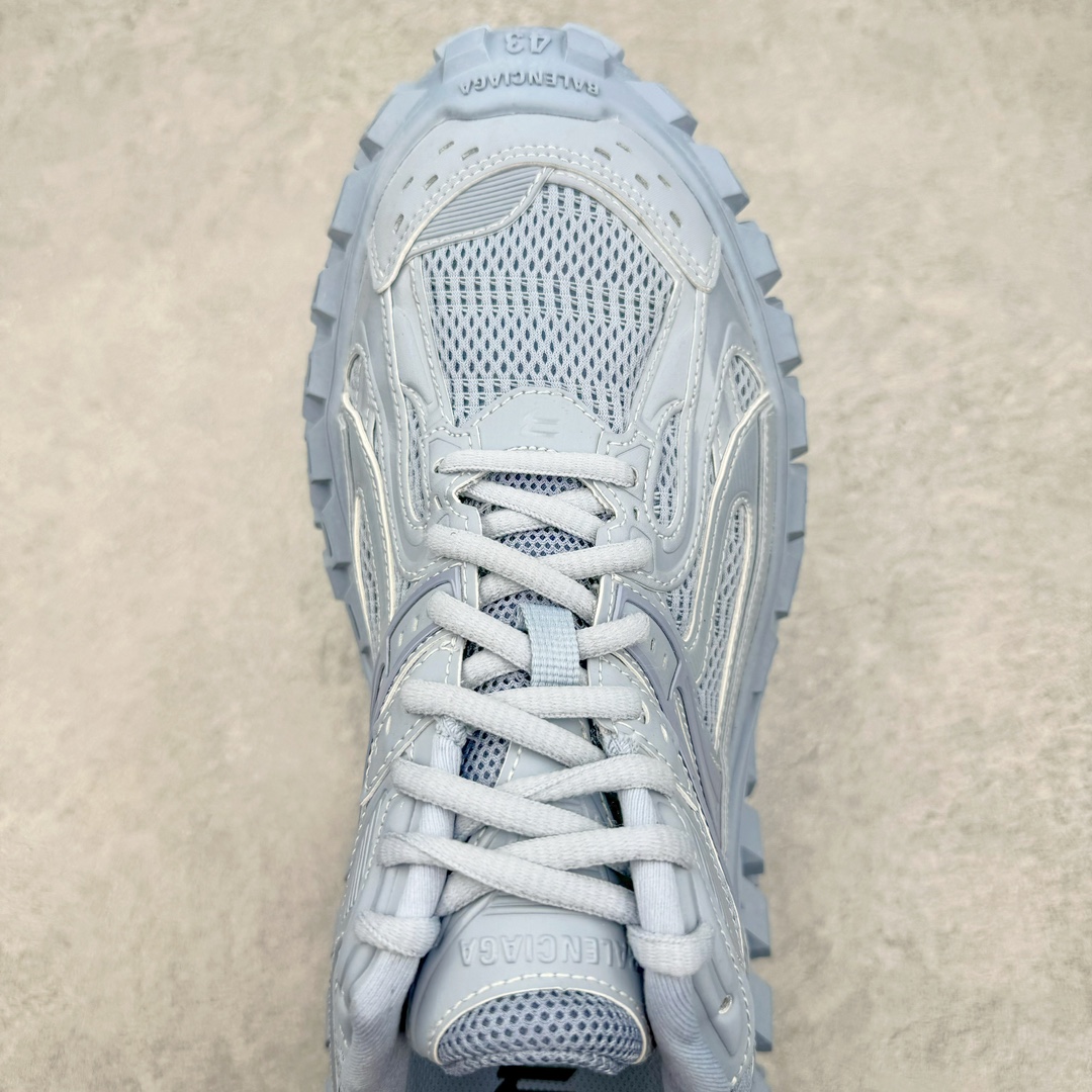 图片[4]-＃XA BALENCIAGA Defender Rubber Platform Sneakers 巴黎世家卫士系列低帮坦克履带轮胎鞋型越野户外增高厚底休闲运动慢跑鞋 男女鞋原楦原纸版开发版型 原版一致配件防尘袋及附送鞋带 1：1比例克重 全掌PU乳胶鞋垫及外观轻度磨损做旧效果 全新开发4层组合夸张轮胎花纹鞋底底部 • 不含皮革• 尼龙和网布材质• 磨损效果 • 夸张轮胎花纹鞋底 • 15毫米足弓 • 鞋舌凹印 Balenciaga 品牌标识 • 鞋头边缘和后帮凹印 Balenciaga 徽标和尺码 • 后帮拉袢 • 中国制造 • 用软布擦拭 材质：60%聚氨酯、28%聚酯纤维、12%尼龙 凭藉特殊外型风靡奢华运动鞋领域的 Balenciaga 在设计总监 Demna Gvasalia的职掌下 不乏吸睛作品 从 Triple S、Track 系列 到 X-Pander以及 Crocs 联名系列 今番再发布引人注目的鞋履 带来最新运动鞋款「Defender」该鞋款于 2022 春夏时装秀上首次曝光 在经典运动鞋基础上加以改造 利用坚固轮胎状单元打造具侵略性的巨大鞋底 立体凸起包覆四周 狂野外型堪称鞋界战车 透过材质比例的拿捏和单纯的用色 在鞋面采用相对柔和的设计 衬出鞋款亮点 偏大一码尺码：35/46-选品中心