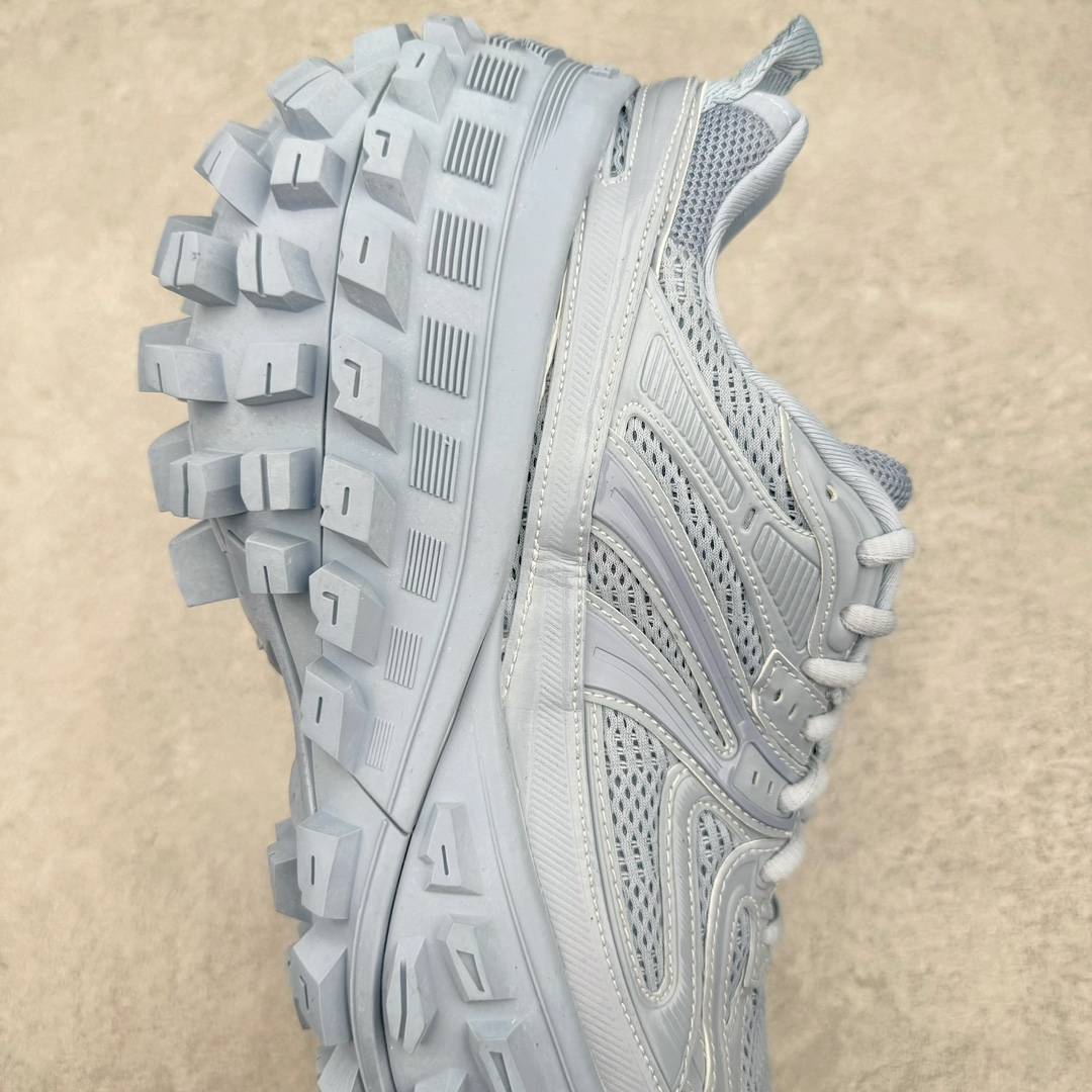 图片[6]-＃XA BALENCIAGA Defender Rubber Platform Sneakers 巴黎世家卫士系列低帮坦克履带轮胎鞋型越野户外增高厚底休闲运动慢跑鞋 男女鞋原楦原纸版开发版型 原版一致配件防尘袋及附送鞋带 1：1比例克重 全掌PU乳胶鞋垫及外观轻度磨损做旧效果 全新开发4层组合夸张轮胎花纹鞋底底部 • 不含皮革• 尼龙和网布材质• 磨损效果 • 夸张轮胎花纹鞋底 • 15毫米足弓 • 鞋舌凹印 Balenciaga 品牌标识 • 鞋头边缘和后帮凹印 Balenciaga 徽标和尺码 • 后帮拉袢 • 中国制造 • 用软布擦拭 材质：60%聚氨酯、28%聚酯纤维、12%尼龙 凭藉特殊外型风靡奢华运动鞋领域的 Balenciaga 在设计总监 Demna Gvasalia的职掌下 不乏吸睛作品 从 Triple S、Track 系列 到 X-Pander以及 Crocs 联名系列 今番再发布引人注目的鞋履 带来最新运动鞋款「Defender」该鞋款于 2022 春夏时装秀上首次曝光 在经典运动鞋基础上加以改造 利用坚固轮胎状单元打造具侵略性的巨大鞋底 立体凸起包覆四周 狂野外型堪称鞋界战车 透过材质比例的拿捏和单纯的用色 在鞋面采用相对柔和的设计 衬出鞋款亮点 偏大一码尺码：35/46-选品中心