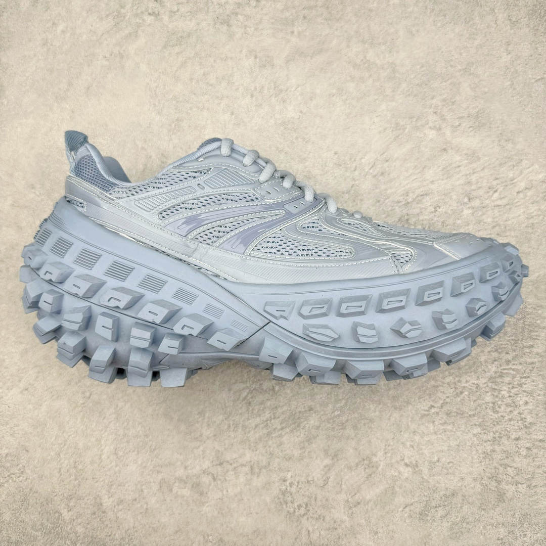 ＃XA BALENCIAGA Defender Rubber Platform Sneakers 巴黎世家卫士系列低帮坦克履带轮胎鞋型越野户外增高厚底休闲运动慢跑鞋 男女鞋原楦原纸版开发版型 原版一致配件防尘袋及附送鞋带 1：1比例克重 全掌PU乳胶鞋垫及外观轻度磨损做旧效果 全新开发4层组合夸张轮胎花纹鞋底底部 • 不含皮革• 尼龙和网布材质• 磨损效果 • 夸张轮胎花纹鞋底 • 15毫米足弓 • 鞋舌凹印 Balenciaga 品牌标识 • 鞋头边缘和后帮凹印 Balenciaga 徽标和尺码 • 后帮拉袢 • 中国制造 • 用软布擦拭 材质：60%聚氨酯、28%聚酯纤维、12%尼龙 凭藉特殊外型风靡奢华运动鞋领域的 Balenciaga 在设计总监 Demna Gvasalia的职掌下 不乏吸睛作品 从 Triple S、Track 系列 到 X-Pander以及 Crocs 联名系列 今番再发布引人注目的鞋履 带来最新运动鞋款「Defender」该鞋款于 2022 春夏时装秀上首次曝光 在经典运动鞋基础上加以改造 利用坚固轮胎状单元打造具侵略性的巨大鞋底 立体凸起包覆四周 狂野外型堪称鞋界战车 透过材质比例的拿捏和单纯的用色 在鞋面采用相对柔和的设计 衬出鞋款亮点 偏大一码尺码：35/46-选品中心
