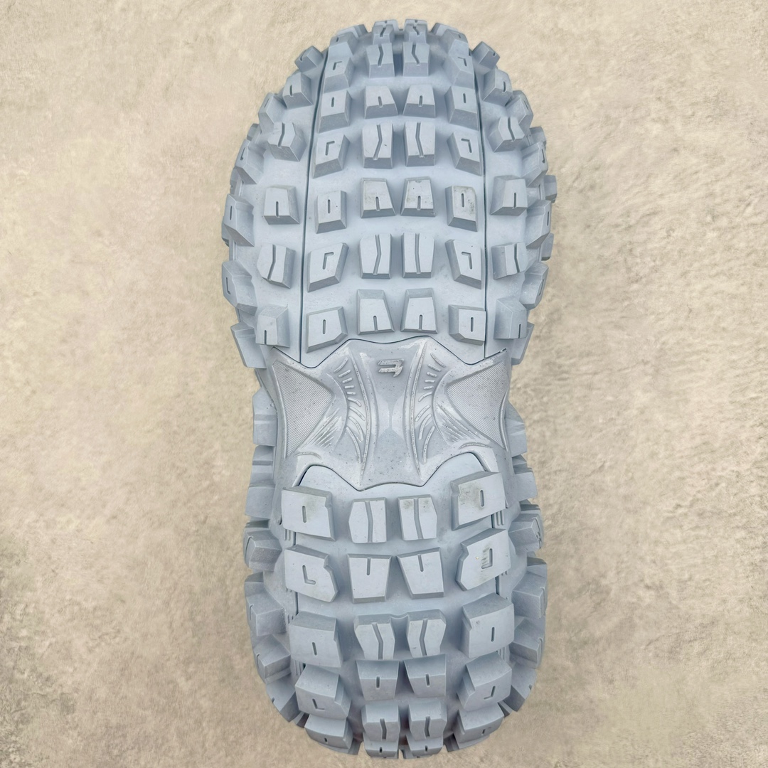 图片[9]-＃XA BALENCIAGA Defender Rubber Platform Sneakers 巴黎世家卫士系列低帮坦克履带轮胎鞋型越野户外增高厚底休闲运动慢跑鞋 男女鞋原楦原纸版开发版型 原版一致配件防尘袋及附送鞋带 1：1比例克重 全掌PU乳胶鞋垫及外观轻度磨损做旧效果 全新开发4层组合夸张轮胎花纹鞋底底部 • 不含皮革• 尼龙和网布材质• 磨损效果 • 夸张轮胎花纹鞋底 • 15毫米足弓 • 鞋舌凹印 Balenciaga 品牌标识 • 鞋头边缘和后帮凹印 Balenciaga 徽标和尺码 • 后帮拉袢 • 中国制造 • 用软布擦拭 材质：60%聚氨酯、28%聚酯纤维、12%尼龙 凭藉特殊外型风靡奢华运动鞋领域的 Balenciaga 在设计总监 Demna Gvasalia的职掌下 不乏吸睛作品 从 Triple S、Track 系列 到 X-Pander以及 Crocs 联名系列 今番再发布引人注目的鞋履 带来最新运动鞋款「Defender」该鞋款于 2022 春夏时装秀上首次曝光 在经典运动鞋基础上加以改造 利用坚固轮胎状单元打造具侵略性的巨大鞋底 立体凸起包覆四周 狂野外型堪称鞋界战车 透过材质比例的拿捏和单纯的用色 在鞋面采用相对柔和的设计 衬出鞋款亮点 偏大一码尺码：35/46-选品中心