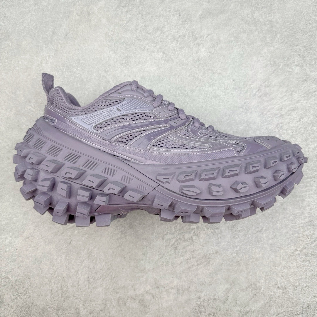 图片[5]-＃XA BALENCIAGA Defender Rubber Platform Sneakers 巴黎世家卫士系列低帮坦克履带轮胎鞋型越野户外增高厚底休闲运动慢跑鞋 男女鞋原楦原纸版开发版型 原版一致配件防尘袋及附送鞋带 1：1比例克重 全掌PU乳胶鞋垫及外观轻度磨损做旧效果 全新开发4层组合夸张轮胎花纹鞋底底部 • 不含皮革• 尼龙和网布材质• 磨损效果 • 夸张轮胎花纹鞋底 • 15毫米足弓 • 鞋舌凹印 Balenciaga 品牌标识 • 鞋头边缘和后帮凹印 Balenciaga 徽标和尺码 • 后帮拉袢 • 中国制造 • 用软布擦拭 材质：60%聚氨酯、28%聚酯纤维、12%尼龙 凭藉特殊外型风靡奢华运动鞋领域的 Balenciaga 在设计总监 Demna Gvasalia的职掌下 不乏吸睛作品 从 Triple S、Track 系列 到 X-Pander以及 Crocs 联名系列 今番再发布引人注目的鞋履 带来最新运动鞋款「Defender」该鞋款于 2022 春夏时装秀上首次曝光 在经典运动鞋基础上加以改造 利用坚固轮胎状单元打造具侵略性的巨大鞋底 立体凸起包覆四周 狂野外型堪称鞋界战车 透过材质比例的拿捏和单纯的用色 在鞋面采用相对柔和的设计 衬出鞋款亮点 偏大一码尺码：35/46-选品中心