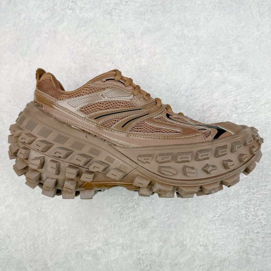 图片[7]-＃XA BALENCIAGA Defender Rubber Platform Sneakers 巴黎世家卫士系列低帮坦克履带轮胎鞋型越野户外增高厚底休闲运动慢跑鞋 男女鞋原楦原纸版开发版型 原版一致配件防尘袋及附送鞋带 1：1比例克重 全掌PU乳胶鞋垫及外观轻度磨损做旧效果 全新开发4层组合夸张轮胎花纹鞋底底部 • 不含皮革• 尼龙和网布材质• 磨损效果 • 夸张轮胎花纹鞋底 • 15毫米足弓 • 鞋舌凹印 Balenciaga 品牌标识 • 鞋头边缘和后帮凹印 Balenciaga 徽标和尺码 • 后帮拉袢 • 中国制造 • 用软布擦拭 材质：60%聚氨酯、28%聚酯纤维、12%尼龙 凭藉特殊外型风靡奢华运动鞋领域的 Balenciaga 在设计总监 Demna Gvasalia的职掌下 不乏吸睛作品 从 Triple S、Track 系列 到 X-Pander以及 Crocs 联名系列 今番再发布引人注目的鞋履 带来最新运动鞋款「Defender」该鞋款于 2022 春夏时装秀上首次曝光 在经典运动鞋基础上加以改造 利用坚固轮胎状单元打造具侵略性的巨大鞋底 立体凸起包覆四周 狂野外型堪称鞋界战车 透过材质比例的拿捏和单纯的用色 在鞋面采用相对柔和的设计 衬出鞋款亮点 偏大一码尺码：35/46-选品中心