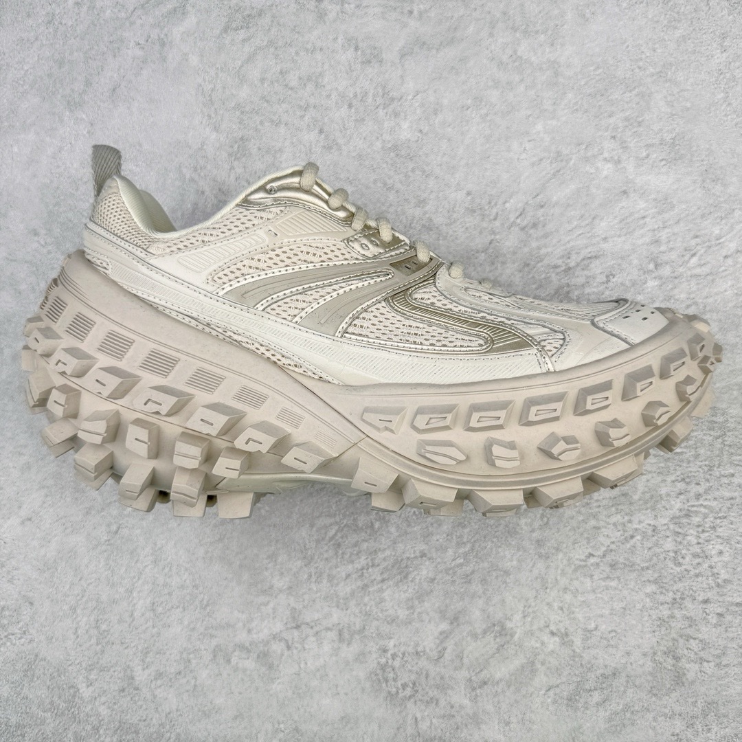 图片[6]-＃XA BALENCIAGA Defender Rubber Platform Sneakers 巴黎世家卫士系列低帮坦克履带轮胎鞋型越野户外增高厚底休闲运动慢跑鞋 男女鞋原楦原纸版开发版型 原版一致配件防尘袋及附送鞋带 1：1比例克重 全掌PU乳胶鞋垫及外观轻度磨损做旧效果 全新开发4层组合夸张轮胎花纹鞋底底部 • 不含皮革• 尼龙和网布材质• 磨损效果 • 夸张轮胎花纹鞋底 • 15毫米足弓 • 鞋舌凹印 Balenciaga 品牌标识 • 鞋头边缘和后帮凹印 Balenciaga 徽标和尺码 • 后帮拉袢 • 中国制造 • 用软布擦拭 材质：60%聚氨酯、28%聚酯纤维、12%尼龙 凭藉特殊外型风靡奢华运动鞋领域的 Balenciaga 在设计总监 Demna Gvasalia的职掌下 不乏吸睛作品 从 Triple S、Track 系列 到 X-Pander以及 Crocs 联名系列 今番再发布引人注目的鞋履 带来最新运动鞋款「Defender」该鞋款于 2022 春夏时装秀上首次曝光 在经典运动鞋基础上加以改造 利用坚固轮胎状单元打造具侵略性的巨大鞋底 立体凸起包覆四周 狂野外型堪称鞋界战车 透过材质比例的拿捏和单纯的用色 在鞋面采用相对柔和的设计 衬出鞋款亮点 偏大一码尺码：35/46-选品中心