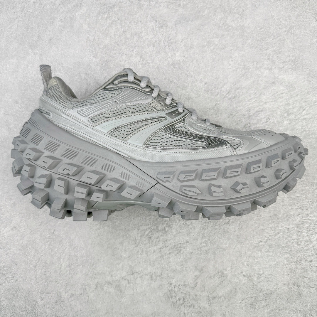 图片[8]-＃XA BALENCIAGA Defender Rubber Platform Sneakers 巴黎世家卫士系列低帮坦克履带轮胎鞋型越野户外增高厚底休闲运动慢跑鞋 男女鞋原楦原纸版开发版型 原版一致配件防尘袋及附送鞋带 1：1比例克重 全掌PU乳胶鞋垫及外观轻度磨损做旧效果 全新开发4层组合夸张轮胎花纹鞋底底部 • 不含皮革• 尼龙和网布材质• 磨损效果 • 夸张轮胎花纹鞋底 • 15毫米足弓 • 鞋舌凹印 Balenciaga 品牌标识 • 鞋头边缘和后帮凹印 Balenciaga 徽标和尺码 • 后帮拉袢 • 中国制造 • 用软布擦拭 材质：60%聚氨酯、28%聚酯纤维、12%尼龙 凭藉特殊外型风靡奢华运动鞋领域的 Balenciaga 在设计总监 Demna Gvasalia的职掌下 不乏吸睛作品 从 Triple S、Track 系列 到 X-Pander以及 Crocs 联名系列 今番再发布引人注目的鞋履 带来最新运动鞋款「Defender」该鞋款于 2022 春夏时装秀上首次曝光 在经典运动鞋基础上加以改造 利用坚固轮胎状单元打造具侵略性的巨大鞋底 立体凸起包覆四周 狂野外型堪称鞋界战车 透过材质比例的拿捏和单纯的用色 在鞋面采用相对柔和的设计 衬出鞋款亮点 偏大一码尺码：35/46-选品中心