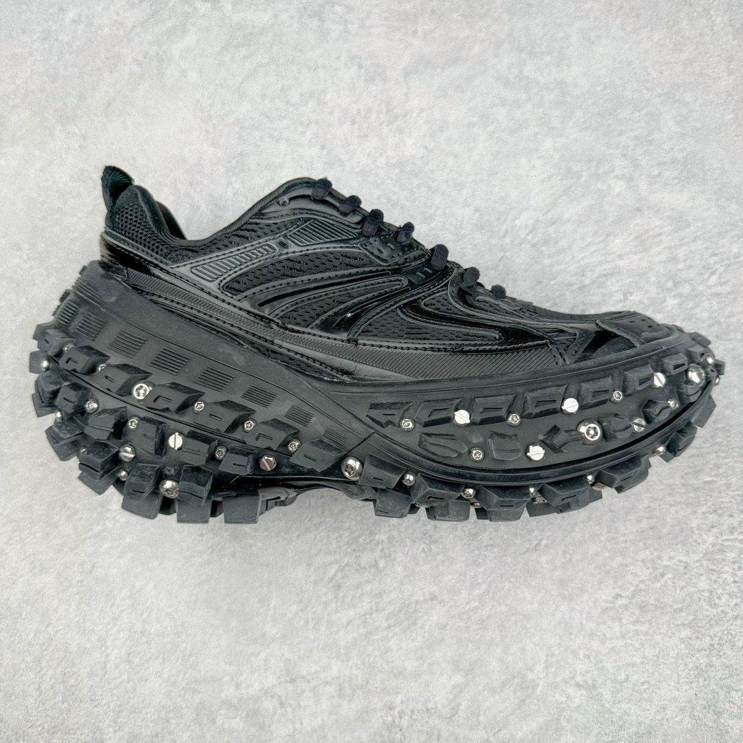 ＃XA BALENCIAGA Defender Rubber Platform Sneakers 巴黎世家卫士系列低帮坦克履带轮胎鞋型越野户外增高厚底休闲运动慢跑鞋 男女鞋原楦原纸版开发版型 原版一致配件防尘袋及附送鞋带 1：1比例克重 全掌PU乳胶鞋垫及外观轻度磨损做旧效果 全新开发4层组合夸张轮胎花纹鞋底底部 • 不含皮革• 尼龙和网布材质• 磨损效果 • 夸张轮胎花纹鞋底 • 15毫米足弓 • 鞋舌凹印 Balenciaga 品牌标识 • 鞋头边缘和后帮凹印 Balenciaga 徽标和尺码 • 后帮拉袢 • 中国制造 • 用软布擦拭 材质：60%聚氨酯、28%聚酯纤维、12%尼龙 凭藉特殊外型风靡奢华运动鞋领域的 Balenciaga 在设计总监 Demna Gvasalia的职掌下 不乏吸睛作品 从 Triple S、Track 系列 到 X-Pander以及 Crocs 联名系列 今番再发布引人注目的鞋履 带来最新运动鞋款「Defender」该鞋款于 2022 春夏时装秀上首次曝光 在经典运动鞋基础上加以改造 利用坚固轮胎状单元打造具侵略性的巨大鞋底 立体凸起包覆四周 狂野外型堪称鞋界战车 透过材质比例的拿捏和单纯的用色 在鞋面采用相对柔和的设计 衬出鞋款亮点 偏大一码尺码：35/46-选品中心