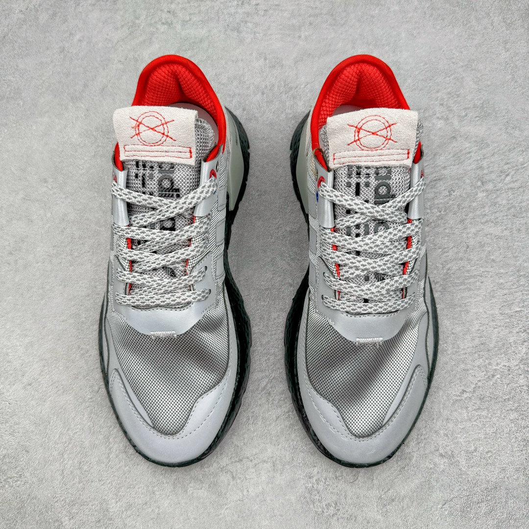 图片[2]-＃纯原福利 AD originals Nite Jogger Pride 夜行者减震耐磨低帮反光复古休闲百搭运动跑鞋 原厂材料 原厂大底 原装工艺 原鞋一致 记忆海绵 鞋眼使用原鞋一致电绣加针车工艺 后跟全部一致采用原鞋工艺 四针六线进口机 区别市面三针五线 头层皮打造 原厂流水标 3D喷漆 瞄漆 私家独模 网布搭配麂皮拼接打造鞋面 极具复古风格鞋头及鞋跟点缀3M反光设计 极为亮眼中底采用全掌Boost科技 厚度相当可观 脚感极佳 尺码：36 36⅔ 37⅓ 38 38⅔ 39⅓ 40 40⅔ 41⅓ 42 42⅔ 43⅓ 44 45-选品中心