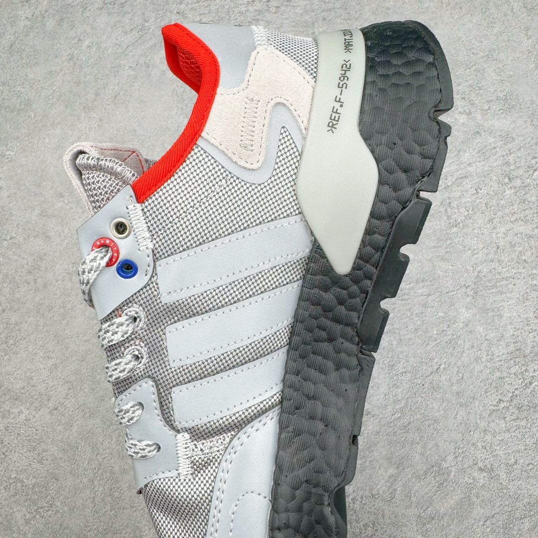 图片[7]-＃纯原福利 AD originals Nite Jogger Pride 夜行者减震耐磨低帮反光复古休闲百搭运动跑鞋 原厂材料 原厂大底 原装工艺 原鞋一致 记忆海绵 鞋眼使用原鞋一致电绣加针车工艺 后跟全部一致采用原鞋工艺 四针六线进口机 区别市面三针五线 头层皮打造 原厂流水标 3D喷漆 瞄漆 私家独模 网布搭配麂皮拼接打造鞋面 极具复古风格鞋头及鞋跟点缀3M反光设计 极为亮眼中底采用全掌Boost科技 厚度相当可观 脚感极佳 尺码：36 36⅔ 37⅓ 38 38⅔ 39⅓ 40 40⅔ 41⅓ 42 42⅔ 43⅓ 44 45-选品中心