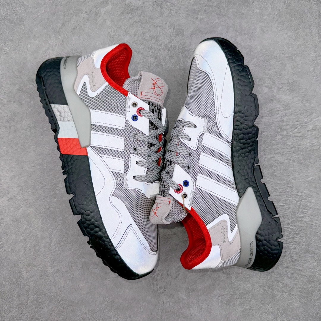 图片[3]-＃纯原福利 AD originals Nite Jogger Pride 夜行者减震耐磨低帮反光复古休闲百搭运动跑鞋 原厂材料 原厂大底 原装工艺 原鞋一致 记忆海绵 鞋眼使用原鞋一致电绣加针车工艺 后跟全部一致采用原鞋工艺 四针六线进口机 区别市面三针五线 头层皮打造 原厂流水标 3D喷漆 瞄漆 私家独模 网布搭配麂皮拼接打造鞋面 极具复古风格鞋头及鞋跟点缀3M反光设计 极为亮眼中底采用全掌Boost科技 厚度相当可观 脚感极佳 尺码：36 36⅔ 37⅓ 38 38⅔ 39⅓ 40 40⅔ 41⅓ 42 42⅔ 43⅓ 44 45-选品中心