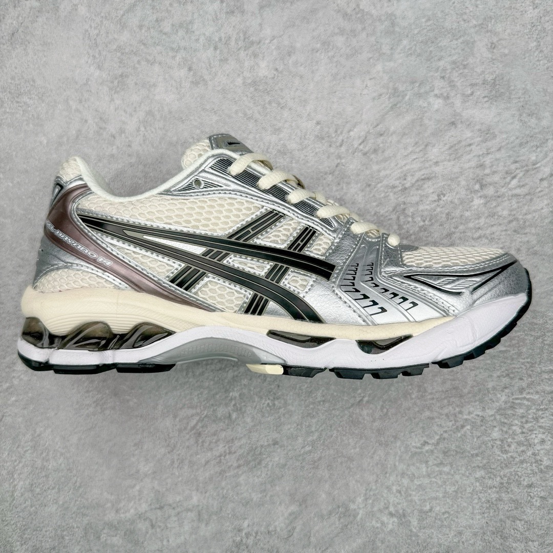 零售💰270 ASICS GEL-KAYANO 14 亚瑟士系列轻量缓震休闲运动跑步鞋 设计师 Hidenori Yamashita 以「Flash」一词为灵感，创造出未来感金属色鞋面，改造升级内在性能，由内而外全面革新，为 GEL-KAYANO 家族传承及经典跑鞋文化的延续，创下里程碑式作品。ASICS GEL – KAYANO 14 跑鞋重新诠释了复古的跑步形状，并以其 2000 年代后期的美学理念重新铺装，银色与蓝色的鞋面极为高档.网面铺陈与鞋面、鞋头多处细节位增添了透气性。ASICS GEL – KAYANO 14的鞋后跟部中底上以及多密度耐磨鞋底增加了 GEL 缓震胶，提供高抗冲击性、缓冲性、可保护脚部免受地面冲击的影响，穿着舒适性十足「入手同款」。尺码：35.5 36 37 37.5 38 39 39.5 40.5 41.5 42 42.5 43.5 44 45 编码：Xby2936070-运动鞋