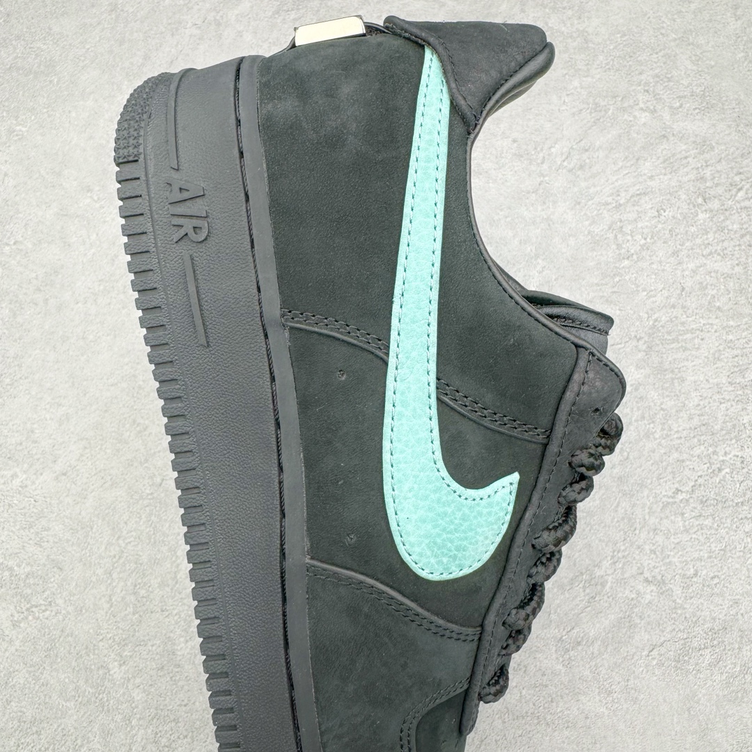 图片[6]-$750（USD） ＃T1 TIFFANY & CO. X NK Air Force1 Low \”1837\” 蒂芙尼联名空军一号潮流复古低帮板鞋 黑绿 货号：DZ1382-001 原楦头原纸板 磨砂带绒感皮料 独家原版开发 所有细节匹配原厂 钩子全电脑车 正确折边工艺 广东定制磨具开发纯银鞋扣 原厂皮料➕切边涂蜡处理 原版一致 蓝色鞋盒 特殊包装纸 三色鞋带 蓝色中底带钢印细节 原配纸质鞋撑 鞋面材质采用牛皮革打造 亚光黑色的效果表现出十足的高级感 除了视觉之外 上手的感觉也表现出与常规鞋款完全不同的感觉 同样采用牛皮革材质的还有Air Force 1 系列标配的鞋带扣 Tiffany & Co. 925 银鞋带扣则需要单独购买 有一说一这一点可能会让不少玩家吐槽 但是毕竟这双鞋的发售价格几乎是奢侈品联明里最低的了 故此也能理解 侧身 Swoosh 标志作为整双鞋的高光之处 采用 Tiffany & Co. 标志性蓝色装点 与酷黑鞋身形成鲜明对比 鞋舌位置依旧是带有牛皮革标签 银白色 Tiffany 字样点缀 凸显联名身份 鞋舌位置依旧是带有牛皮革标签 银白色 Tiffany 字样点缀 凸显联名身份 皮质 Tiffany & Co. 蓝色鞋垫整体还是比较厚实的 同时具备不错的舒适度 最后外底点缀两块 Tiffany & Co. 蓝色 NK与 Tiffany & Co. 完成了整双鞋的全部鞋身设计 配置三副鞋带以及特殊衬纸以及 Tiffany & Co. 蓝色鞋盒。SIZE：36 36.5 37.5 38 38.5 39 40 40.5 41 42 42.5 43 44 44.5 45 46 47.5 48.5 编码：by4936070-运动鞋