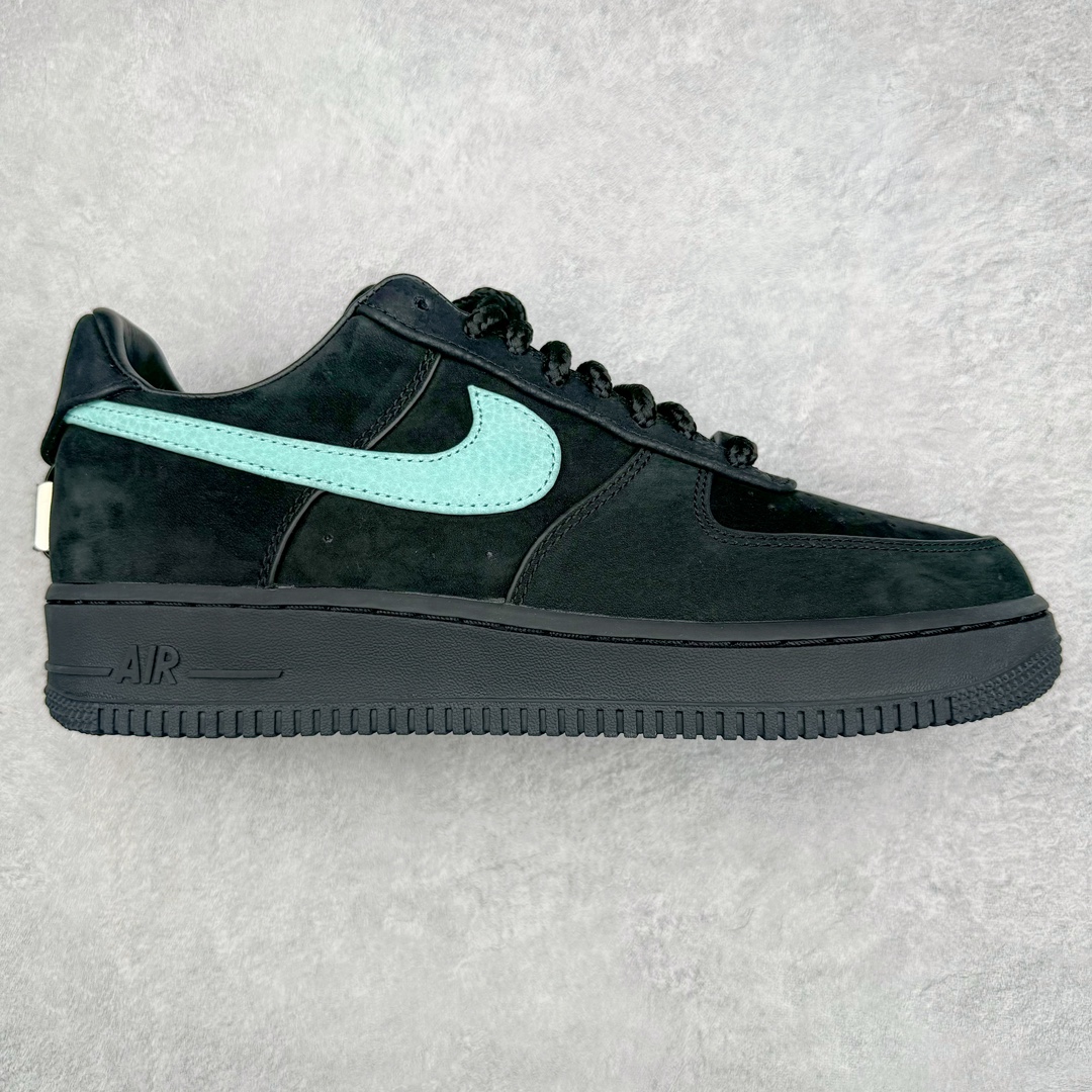 $750（USD） ＃T1 TIFFANY & CO. X NK Air Force1 Low \”1837\” 蒂芙尼联名空军一号潮流复古低帮板鞋 黑绿 货号：DZ1382-001 原楦头原纸板 磨砂带绒感皮料 独家原版开发 所有细节匹配原厂 钩子全电脑车 正确折边工艺 广东定制磨具开发纯银鞋扣 原厂皮料➕切边涂蜡处理 原版一致 蓝色鞋盒 特殊包装纸 三色鞋带 蓝色中底带钢印细节 原配纸质鞋撑 鞋面材质采用牛皮革打造 亚光黑色的效果表现出十足的高级感 除了视觉之外 上手的感觉也表现出与常规鞋款完全不同的感觉 同样采用牛皮革材质的还有Air Force 1 系列标配的鞋带扣 Tiffany & Co. 925 银鞋带扣则需要单独购买 有一说一这一点可能会让不少玩家吐槽 但是毕竟这双鞋的发售价格几乎是奢侈品联明里最低的了 故此也能理解 侧身 Swoosh 标志作为整双鞋的高光之处 采用 Tiffany & Co. 标志性蓝色装点 与酷黑鞋身形成鲜明对比 鞋舌位置依旧是带有牛皮革标签 银白色 Tiffany 字样点缀 凸显联名身份 鞋舌位置依旧是带有牛皮革标签 银白色 Tiffany 字样点缀 凸显联名身份 皮质 Tiffany & Co. 蓝色鞋垫整体还是比较厚实的 同时具备不错的舒适度 最后外底点缀两块 Tiffany & Co. 蓝色 NK与 Tiffany & Co. 完成了整双鞋的全部鞋身设计 配置三副鞋带以及特殊衬纸以及 Tiffany & Co. 蓝色鞋盒。SIZE：36 36.5 37.5 38 38.5 39 40 40.5 41 42 42.5 43 44 44.5 45 46 47.5 48.5 编码：by4936070-运动鞋