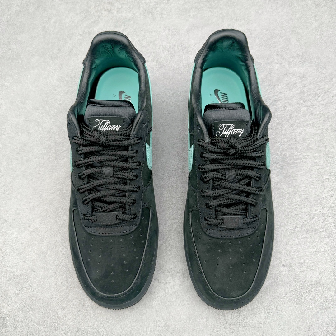 图片[2]-$750（USD） ＃T1 TIFFANY & CO. X NK Air Force1 Low \”1837\” 蒂芙尼联名空军一号潮流复古低帮板鞋 黑绿 货号：DZ1382-001 原楦头原纸板 磨砂带绒感皮料 独家原版开发 所有细节匹配原厂 钩子全电脑车 正确折边工艺 广东定制磨具开发纯银鞋扣 原厂皮料➕切边涂蜡处理 原版一致 蓝色鞋盒 特殊包装纸 三色鞋带 蓝色中底带钢印细节 原配纸质鞋撑 鞋面材质采用牛皮革打造 亚光黑色的效果表现出十足的高级感 除了视觉之外 上手的感觉也表现出与常规鞋款完全不同的感觉 同样采用牛皮革材质的还有Air Force 1 系列标配的鞋带扣 Tiffany & Co. 925 银鞋带扣则需要单独购买 有一说一这一点可能会让不少玩家吐槽 但是毕竟这双鞋的发售价格几乎是奢侈品联明里最低的了 故此也能理解 侧身 Swoosh 标志作为整双鞋的高光之处 采用 Tiffany & Co. 标志性蓝色装点 与酷黑鞋身形成鲜明对比 鞋舌位置依旧是带有牛皮革标签 银白色 Tiffany 字样点缀 凸显联名身份 鞋舌位置依旧是带有牛皮革标签 银白色 Tiffany 字样点缀 凸显联名身份 皮质 Tiffany & Co. 蓝色鞋垫整体还是比较厚实的 同时具备不错的舒适度 最后外底点缀两块 Tiffany & Co. 蓝色 NK与 Tiffany & Co. 完成了整双鞋的全部鞋身设计 配置三副鞋带以及特殊衬纸以及 Tiffany & Co. 蓝色鞋盒。SIZE：36 36.5 37.5 38 38.5 39 40 40.5 41 42 42.5 43 44 44.5 45 46 47.5 48.5 编码：by4936070-运动鞋