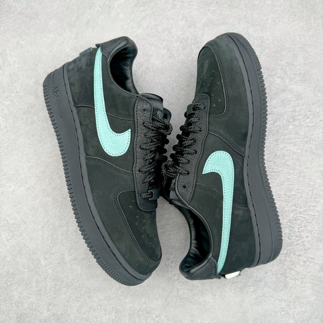 图片[3]-$750（USD） ＃T1 TIFFANY & CO. X NK Air Force1 Low \”1837\” 蒂芙尼联名空军一号潮流复古低帮板鞋 黑绿 货号：DZ1382-001 原楦头原纸板 磨砂带绒感皮料 独家原版开发 所有细节匹配原厂 钩子全电脑车 正确折边工艺 广东定制磨具开发纯银鞋扣 原厂皮料➕切边涂蜡处理 原版一致 蓝色鞋盒 特殊包装纸 三色鞋带 蓝色中底带钢印细节 原配纸质鞋撑 鞋面材质采用牛皮革打造 亚光黑色的效果表现出十足的高级感 除了视觉之外 上手的感觉也表现出与常规鞋款完全不同的感觉 同样采用牛皮革材质的还有Air Force 1 系列标配的鞋带扣 Tiffany & Co. 925 银鞋带扣则需要单独购买 有一说一这一点可能会让不少玩家吐槽 但是毕竟这双鞋的发售价格几乎是奢侈品联明里最低的了 故此也能理解 侧身 Swoosh 标志作为整双鞋的高光之处 采用 Tiffany & Co. 标志性蓝色装点 与酷黑鞋身形成鲜明对比 鞋舌位置依旧是带有牛皮革标签 银白色 Tiffany 字样点缀 凸显联名身份 鞋舌位置依旧是带有牛皮革标签 银白色 Tiffany 字样点缀 凸显联名身份 皮质 Tiffany & Co. 蓝色鞋垫整体还是比较厚实的 同时具备不错的舒适度 最后外底点缀两块 Tiffany & Co. 蓝色 NK与 Tiffany & Co. 完成了整双鞋的全部鞋身设计 配置三副鞋带以及特殊衬纸以及 Tiffany & Co. 蓝色鞋盒。SIZE：36 36.5 37.5 38 38.5 39 40 40.5 41 42 42.5 43 44 44.5 45 46 47.5 48.5 编码：by4936070-运动鞋