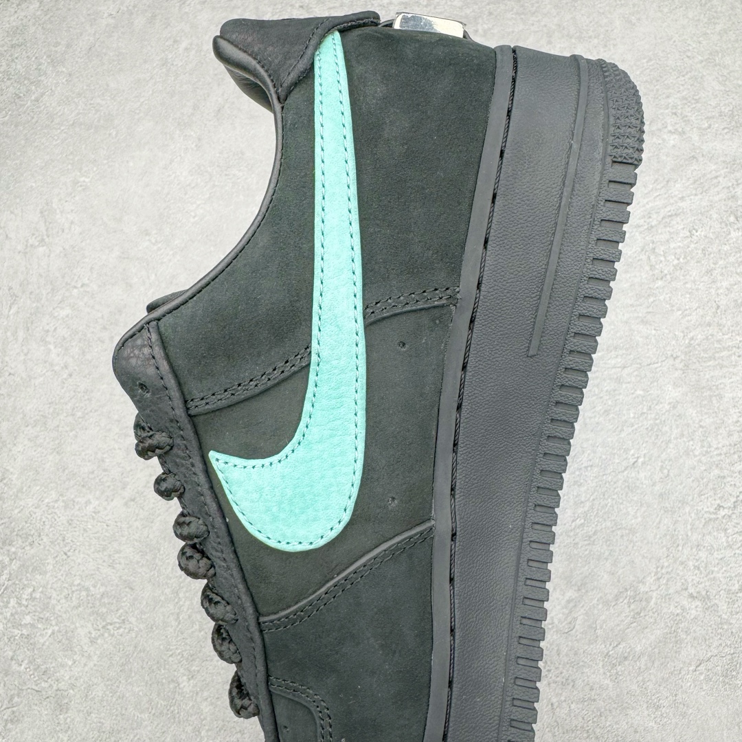 图片[7]-$750（USD） ＃T1 TIFFANY & CO. X NK Air Force1 Low \”1837\” 蒂芙尼联名空军一号潮流复古低帮板鞋 黑绿 货号：DZ1382-001 原楦头原纸板 磨砂带绒感皮料 独家原版开发 所有细节匹配原厂 钩子全电脑车 正确折边工艺 广东定制磨具开发纯银鞋扣 原厂皮料➕切边涂蜡处理 原版一致 蓝色鞋盒 特殊包装纸 三色鞋带 蓝色中底带钢印细节 原配纸质鞋撑 鞋面材质采用牛皮革打造 亚光黑色的效果表现出十足的高级感 除了视觉之外 上手的感觉也表现出与常规鞋款完全不同的感觉 同样采用牛皮革材质的还有Air Force 1 系列标配的鞋带扣 Tiffany & Co. 925 银鞋带扣则需要单独购买 有一说一这一点可能会让不少玩家吐槽 但是毕竟这双鞋的发售价格几乎是奢侈品联明里最低的了 故此也能理解 侧身 Swoosh 标志作为整双鞋的高光之处 采用 Tiffany & Co. 标志性蓝色装点 与酷黑鞋身形成鲜明对比 鞋舌位置依旧是带有牛皮革标签 银白色 Tiffany 字样点缀 凸显联名身份 鞋舌位置依旧是带有牛皮革标签 银白色 Tiffany 字样点缀 凸显联名身份 皮质 Tiffany & Co. 蓝色鞋垫整体还是比较厚实的 同时具备不错的舒适度 最后外底点缀两块 Tiffany & Co. 蓝色 NK与 Tiffany & Co. 完成了整双鞋的全部鞋身设计 配置三副鞋带以及特殊衬纸以及 Tiffany & Co. 蓝色鞋盒。SIZE：36 36.5 37.5 38 38.5 39 40 40.5 41 42 42.5 43 44 44.5 45 46 47.5 48.5 编码：by4936070-运动鞋