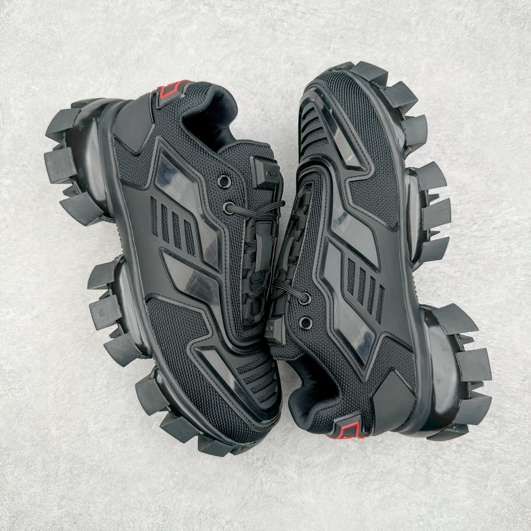 图片[3]-𝐏𝐑𝐀𝐃𝐀 普拉达春夏系列 专柜新款厚底松糕运动鞋系列外形是廓形设计 轮廓类似麦昆 厚底 鞋头饱满 宽版设计 底子是软弹那种 非常非常舒适 又觉得白色既运动 又可以休闲商务 日常便鞋最合适不过了 将艺术家Peterdepotter创作的标语纹样应用到鞋身设计加上了著名三角形徽标格外好看目普拉达 鞋面：布料进口防水降落伞 大底：TPU发泡大底 内里：进口羊皮内里 全新官方一致全套包装 尺码：35 36 37 38 39 40 41 42 43 44 45-选品中心