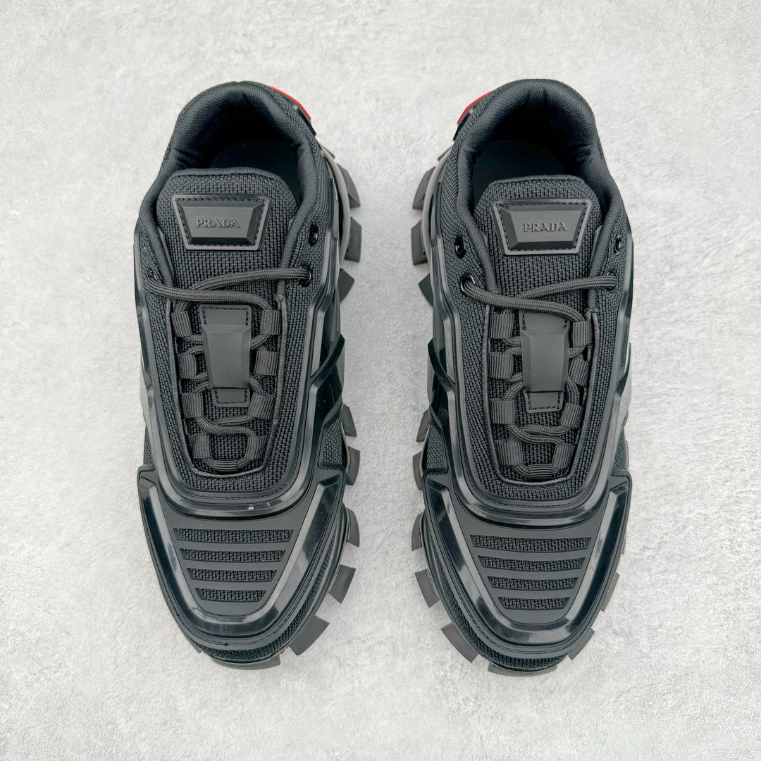 图片[2]-𝐏𝐑𝐀𝐃𝐀 普拉达春夏系列 专柜新款厚底松糕运动鞋系列外形是廓形设计 轮廓类似麦昆 厚底 鞋头饱满 宽版设计 底子是软弹那种 非常非常舒适 又觉得白色既运动 又可以休闲商务 日常便鞋最合适不过了 将艺术家Peterdepotter创作的标语纹样应用到鞋身设计加上了著名三角形徽标格外好看目普拉达 鞋面：布料进口防水降落伞 大底：TPU发泡大底 内里：进口羊皮内里 全新官方一致全套包装 尺码：35 36 37 38 39 40 41 42 43 44 45-选品中心