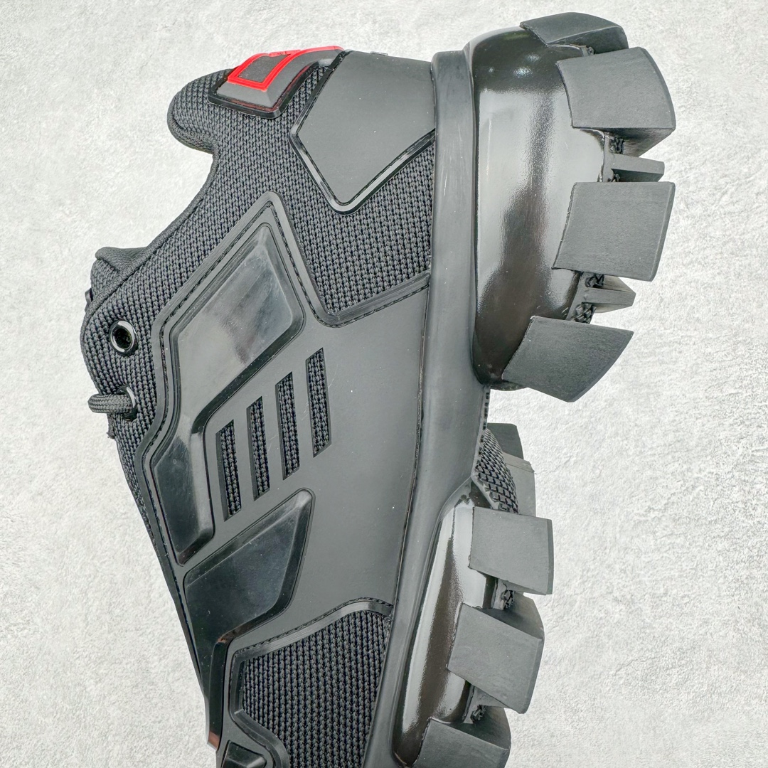 图片[7]-𝐏𝐑𝐀𝐃𝐀 普拉达春夏系列 专柜新款厚底松糕运动鞋系列外形是廓形设计 轮廓类似麦昆 厚底 鞋头饱满 宽版设计 底子是软弹那种 非常非常舒适 又觉得白色既运动 又可以休闲商务 日常便鞋最合适不过了 将艺术家Peterdepotter创作的标语纹样应用到鞋身设计加上了著名三角形徽标格外好看目普拉达 鞋面：布料进口防水降落伞 大底：TPU发泡大底 内里：进口羊皮内里 全新官方一致全套包装 尺码：35 36 37 38 39 40 41 42 43 44 45-选品中心